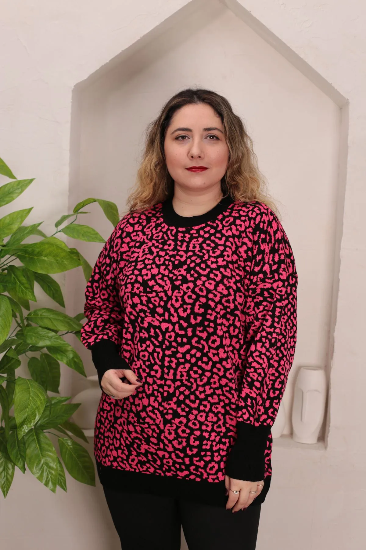RENKTE STANDART LEOPAR DESENLİ FUŞYA TRİKO KAZAK