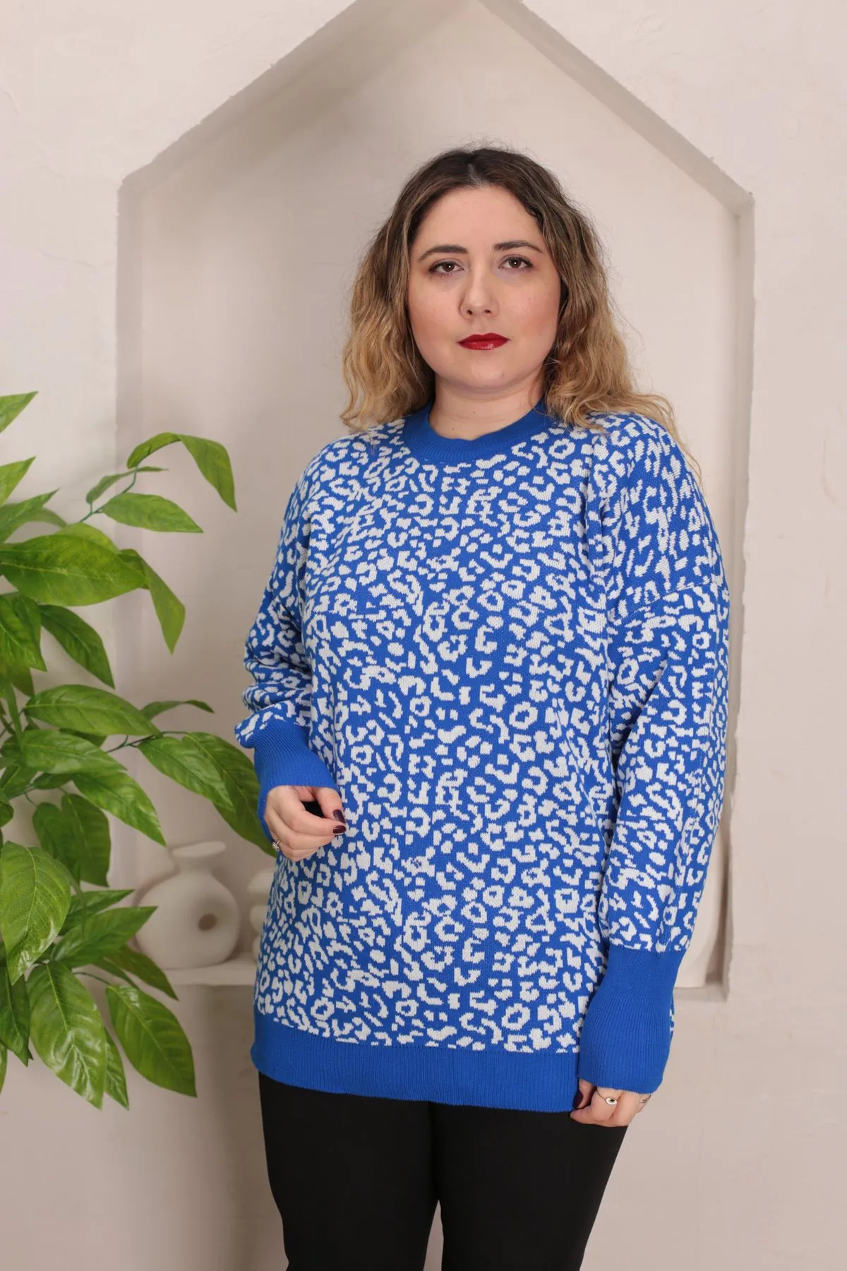 RENKTE STANDART LEOPAR DESENLİ SAKS TRİKO KAZAK