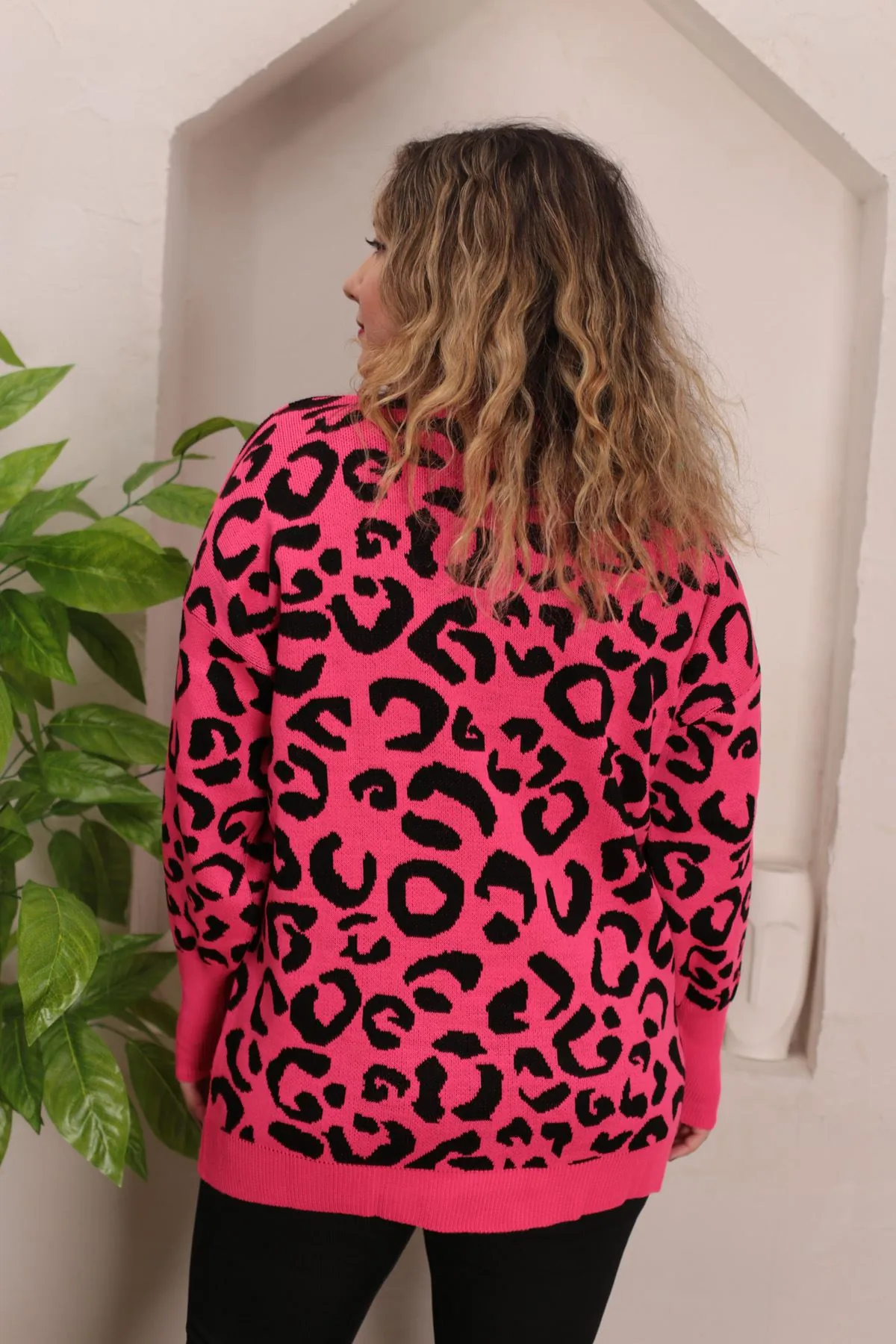 RENKTE STANDART LEOPAR DESEN PEMBE TRİKO KAZAK