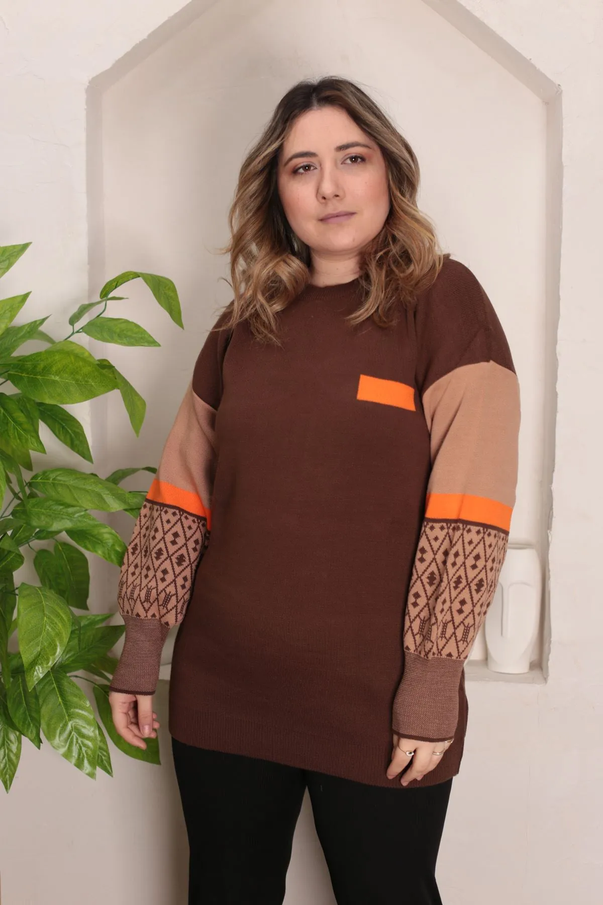 RENKTE STANDART KOLLARI DESENLİ KAHVERENGİ TRİKO KAZAK