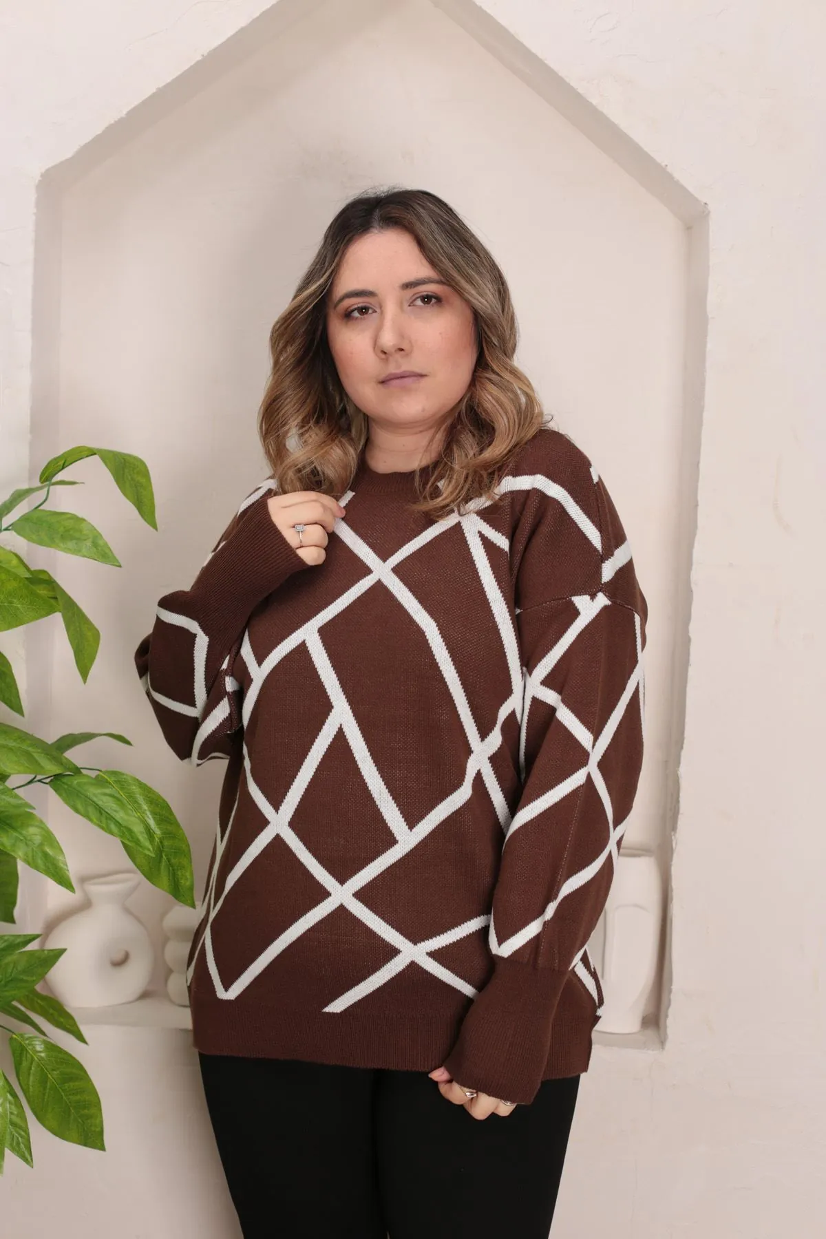 RENKTE STANDART DESENLİ KAHVERENGİ TRİKO KAZAK