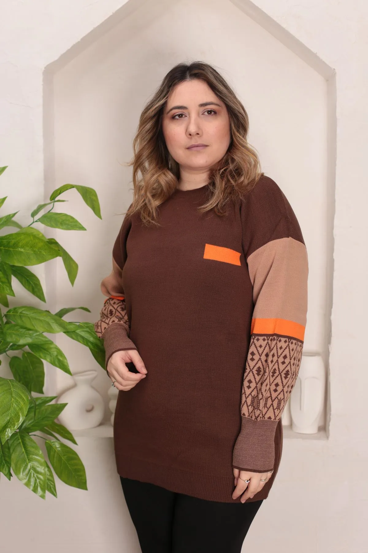 RENKTE STANDART KOLLARI DESENLİ KAHVERENGİ TRİKO KAZAK