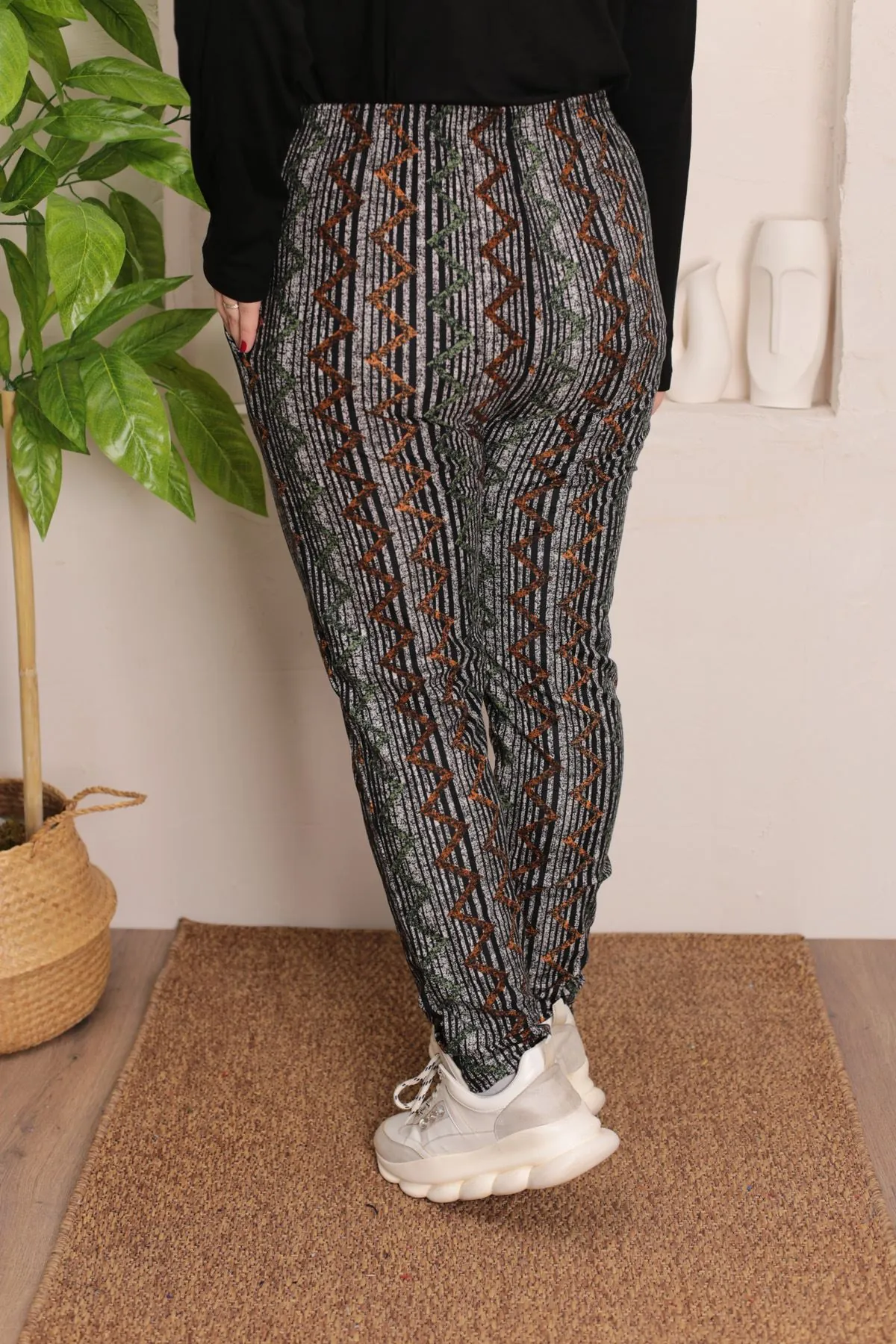 RENKTE GENİŞ KESİM DAR PAÇA DESENLİ SÜET PANTOLON