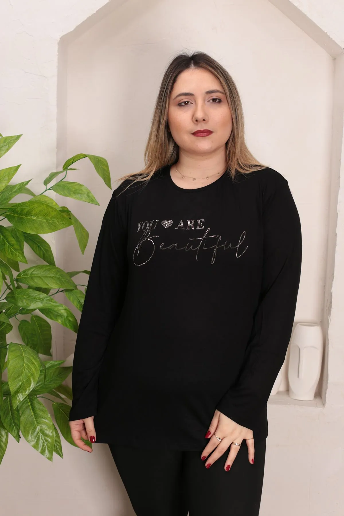 RENKTE GENİŞ KESİM TAŞ İŞLEMELİ YAZILI SİYAH BLUZ