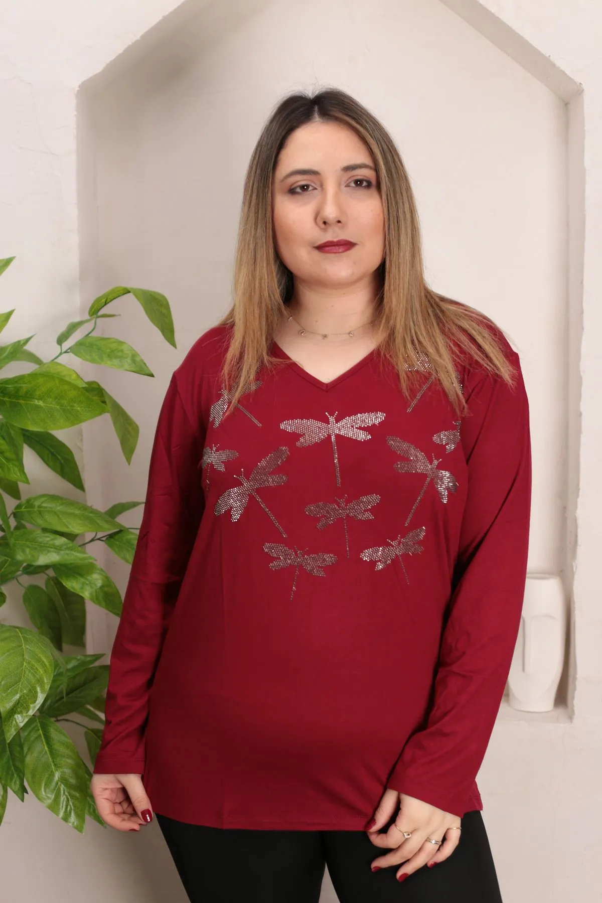 RENKTE GENİŞ KESİM YUSUFCUK TAŞ İŞLEMELİ BORDO BLUZ