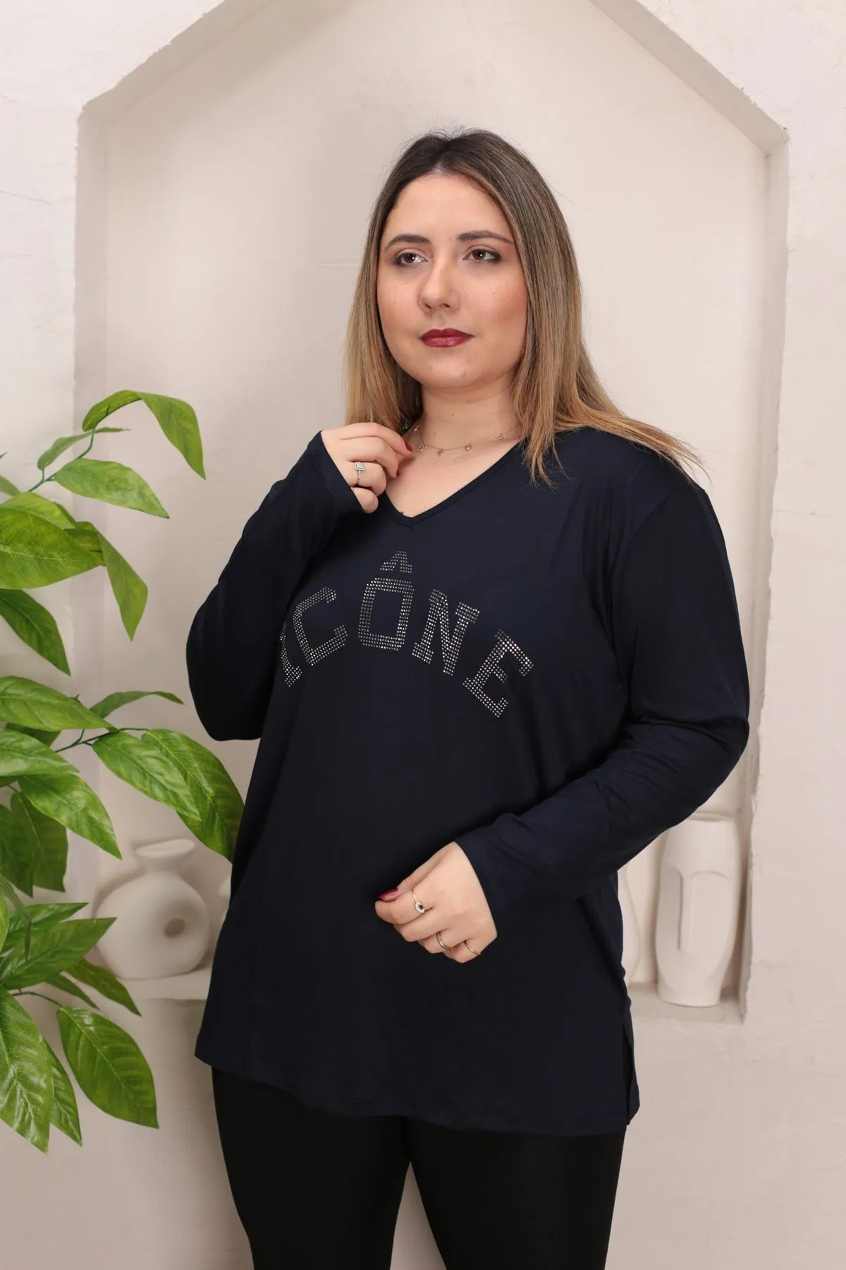RENKTE GENİŞ KESİM ÖZEL TAŞ YAZILI LACİVERT BLUZ