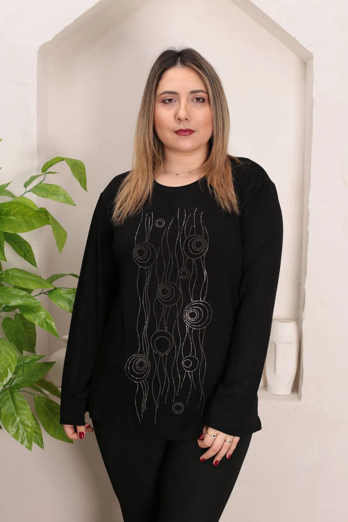 RENKTE GENİŞ KESİM ÖZEL TAŞ İŞLEMELİ SİYAH BLUZ