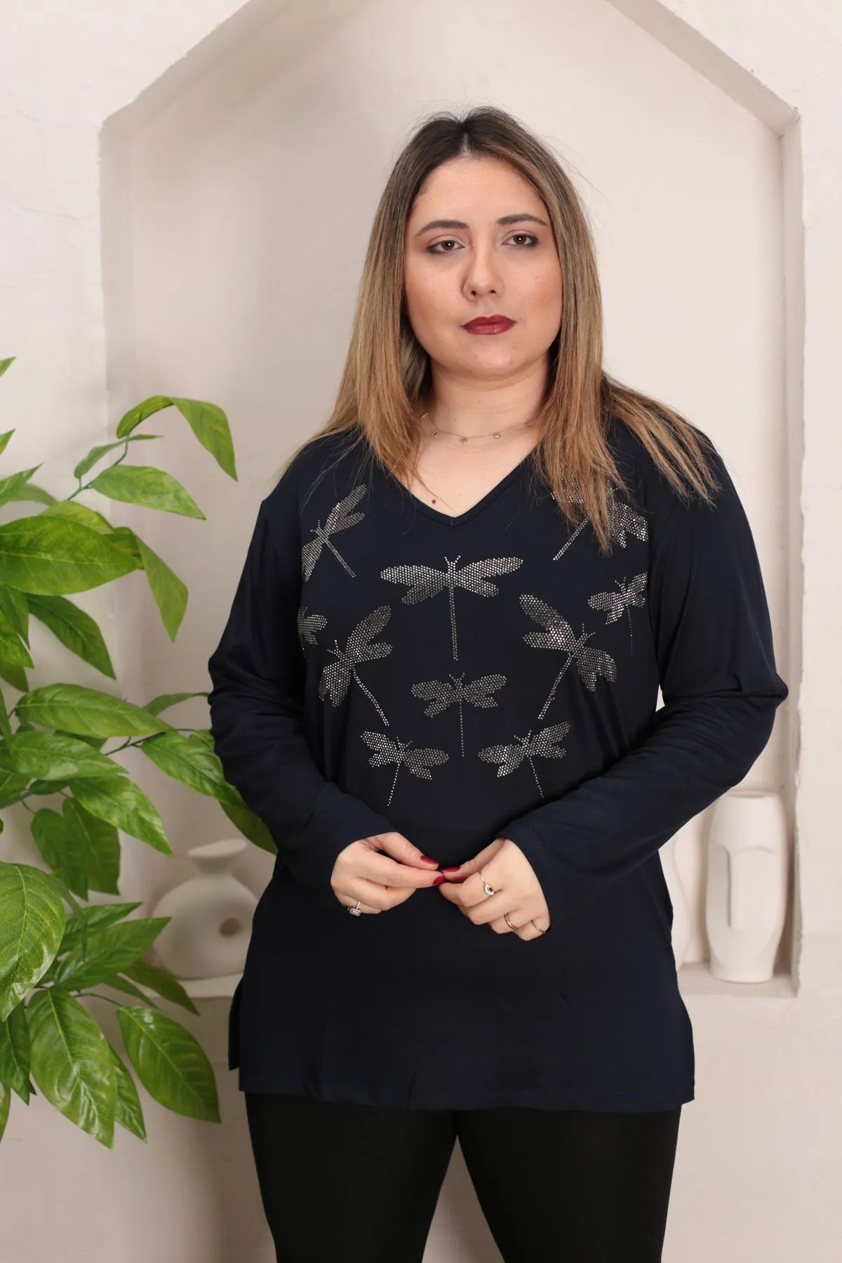 RENKTE GENİŞ KESİM YUSUFCUK TAŞ İŞLEMELİ LACİVERT BLUZ