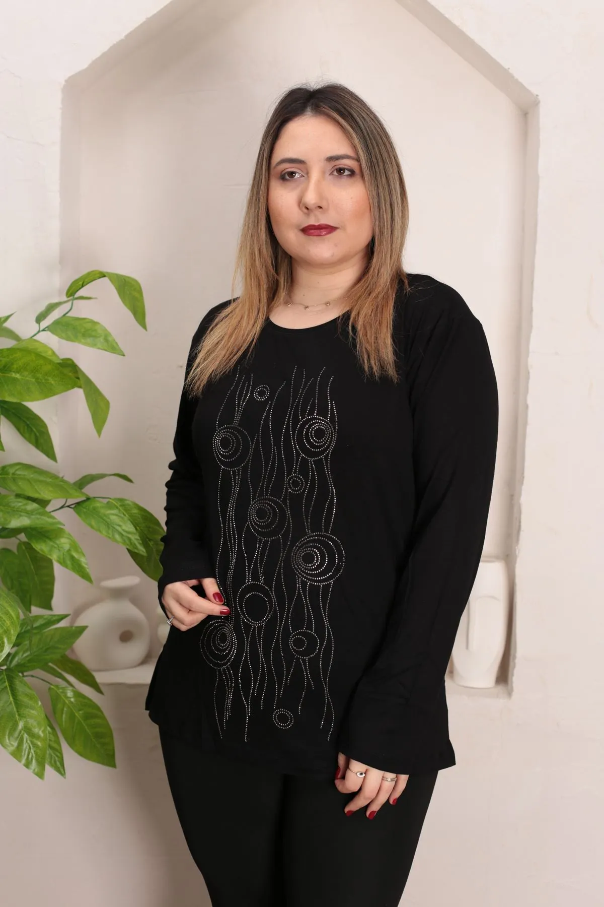 RENKTE GENİŞ KESİM ÖZEL TAŞ İŞLEMELİ SİYAH BLUZ