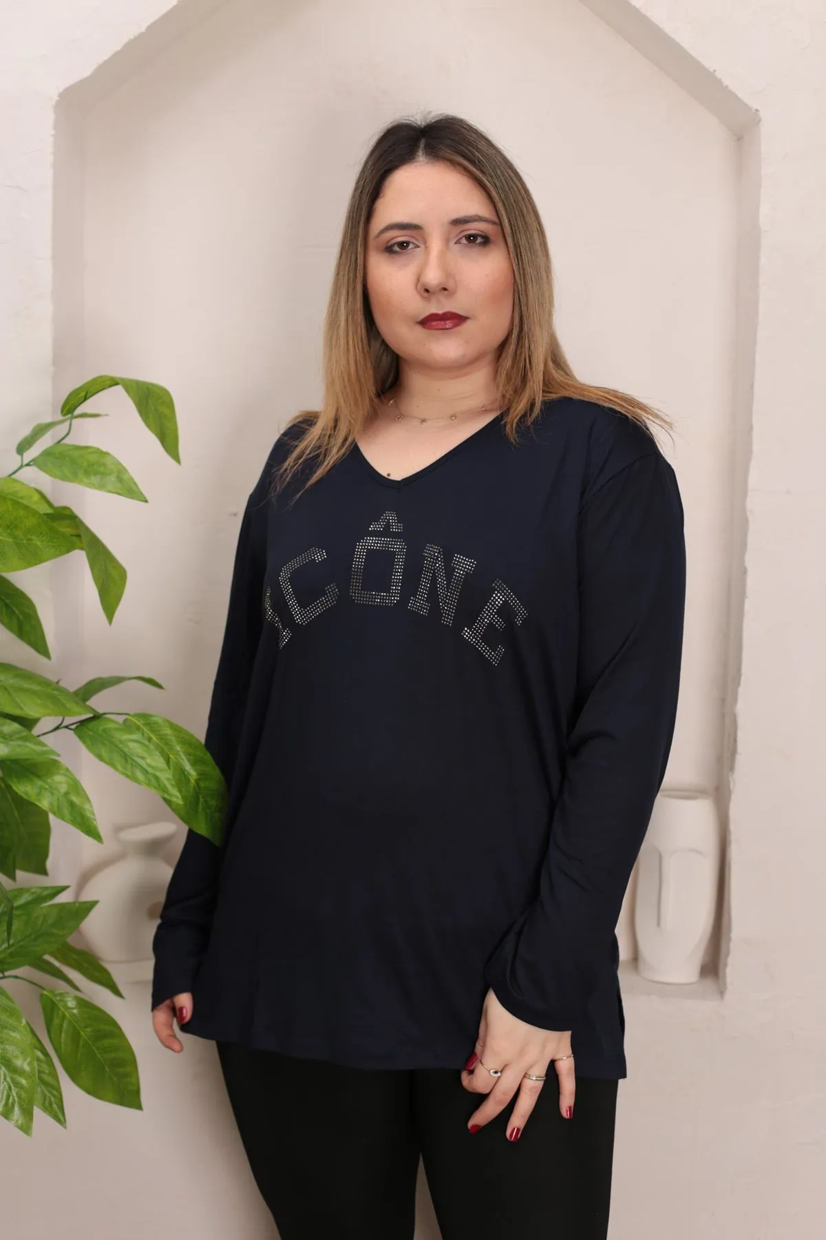 RENKTE GENİŞ KESİM ÖZEL TAŞ YAZILI LACİVERT BLUZ