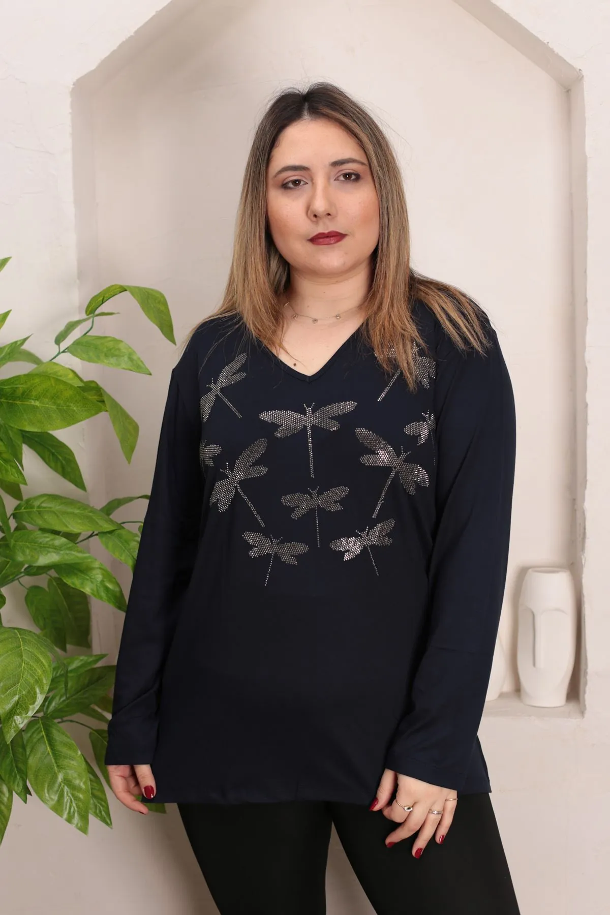 RENKTE GENİŞ KESİM YUSUFCUK TAŞ İŞLEMELİ LACİVERT BLUZ