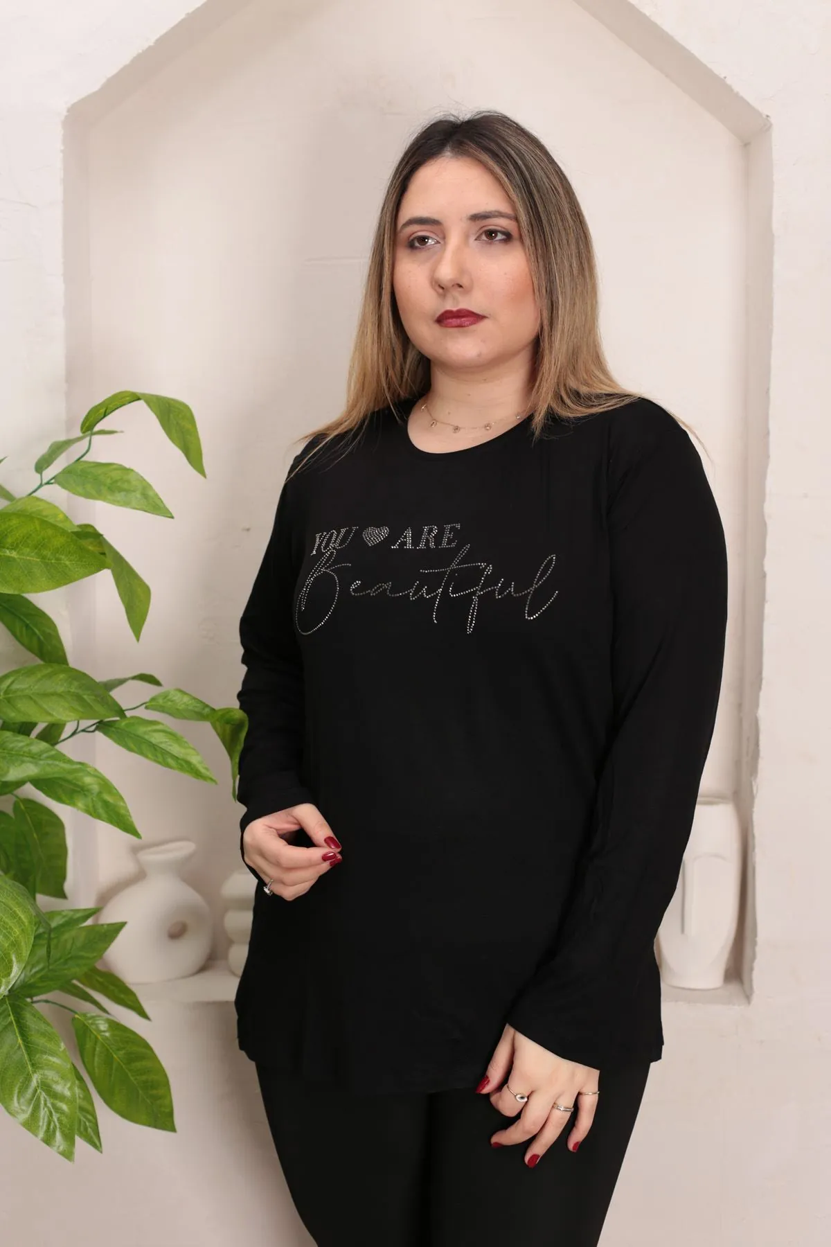 RENKTE GENİŞ KESİM TAŞ İŞLEMELİ YAZILI SİYAH BLUZ