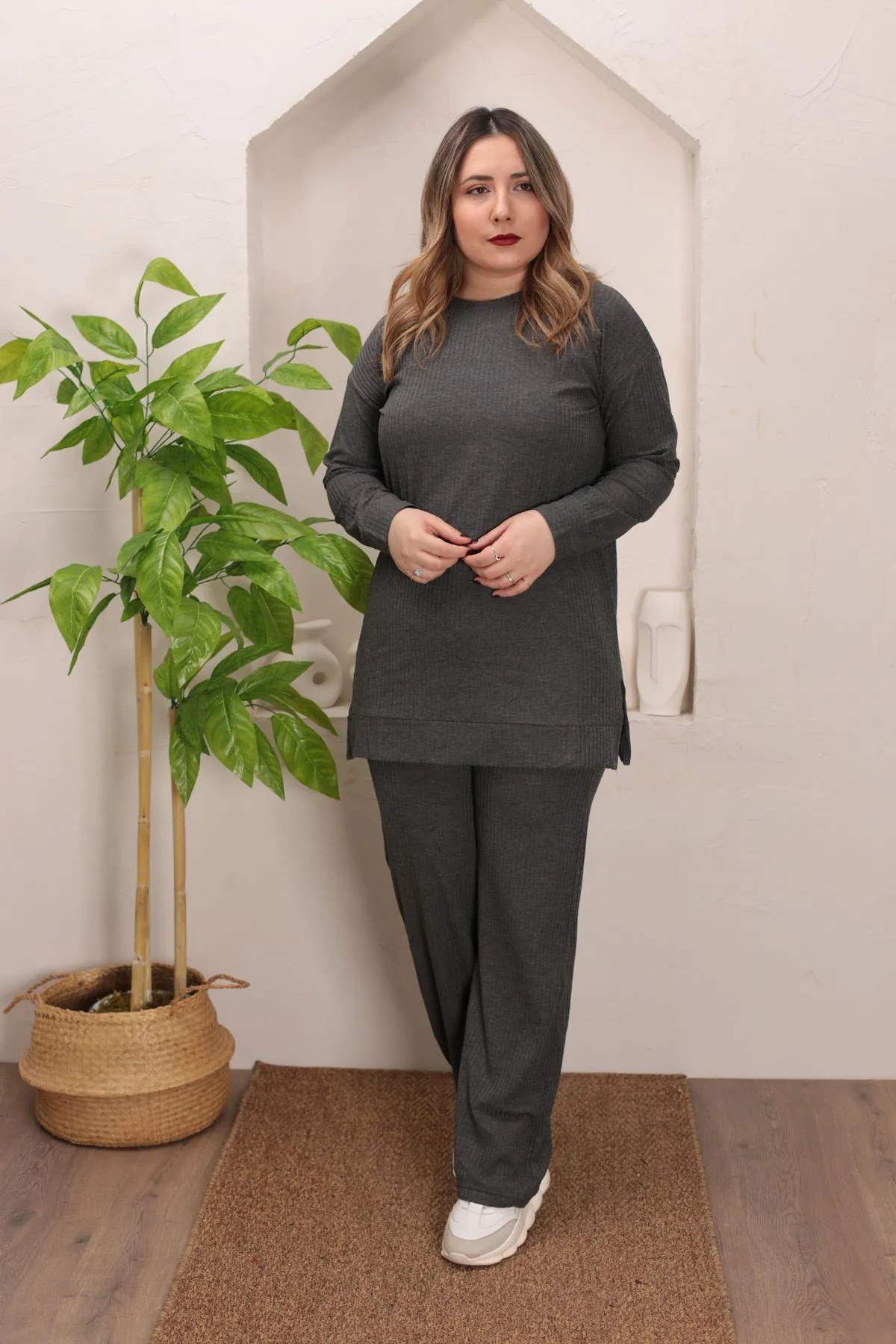 RENKTE GENİŞ KALIP ANTRASİT KAŞKORSE TAKIM