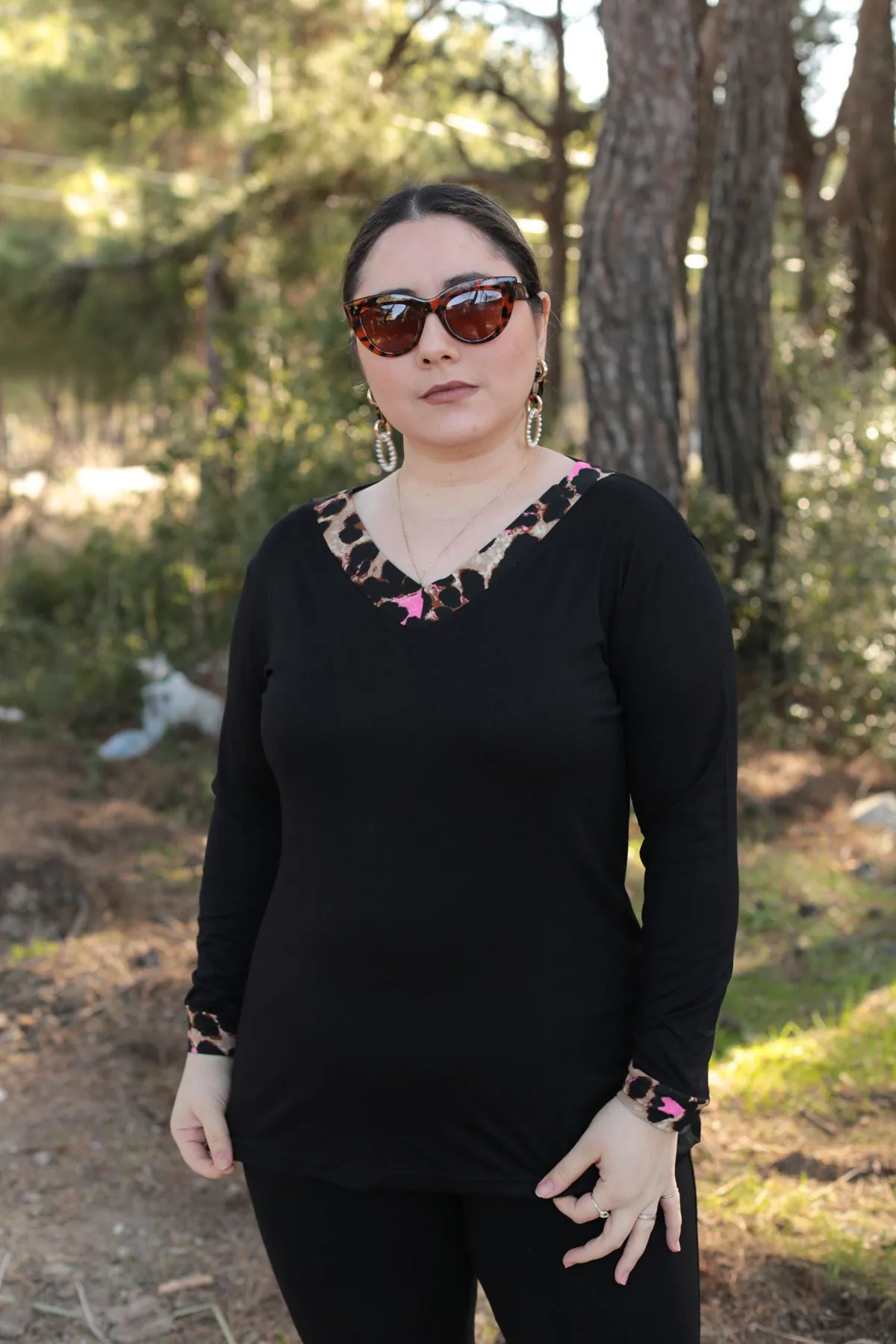 RENKTE V YAKA DESENLİ SİYAH BLUZ