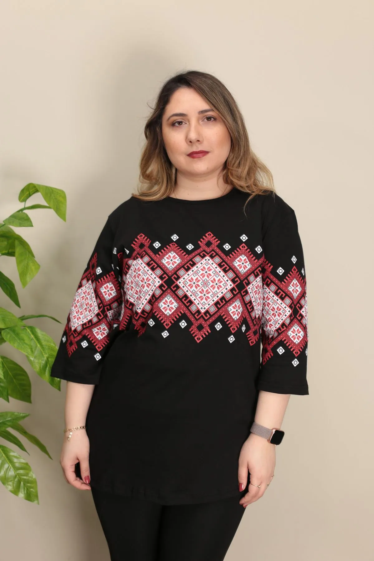 RENKTE OTANTİK DESENLİ SİYAH BLUZ