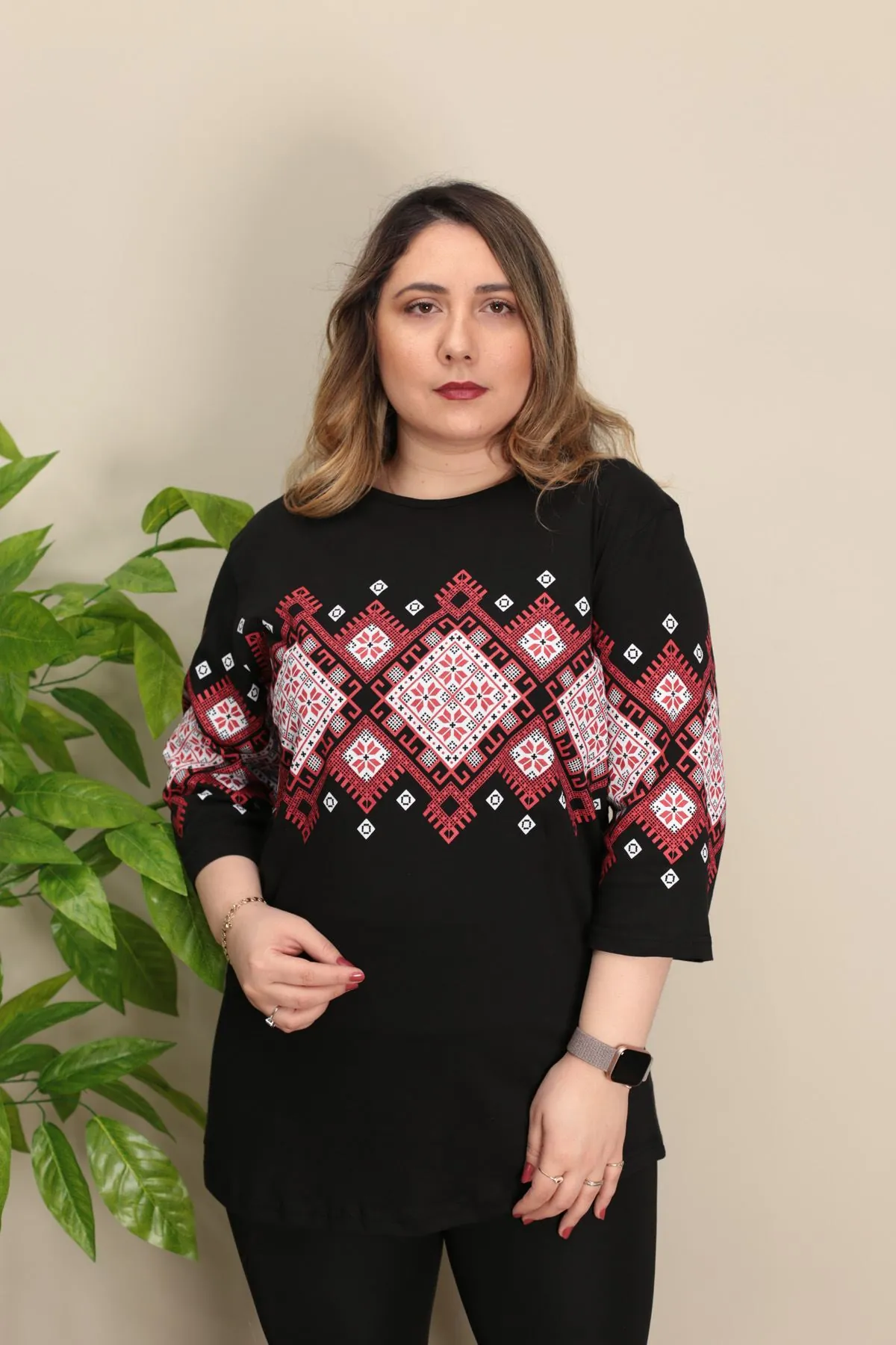 RENKTE OTANTİK DESENLİ SİYAH BLUZ