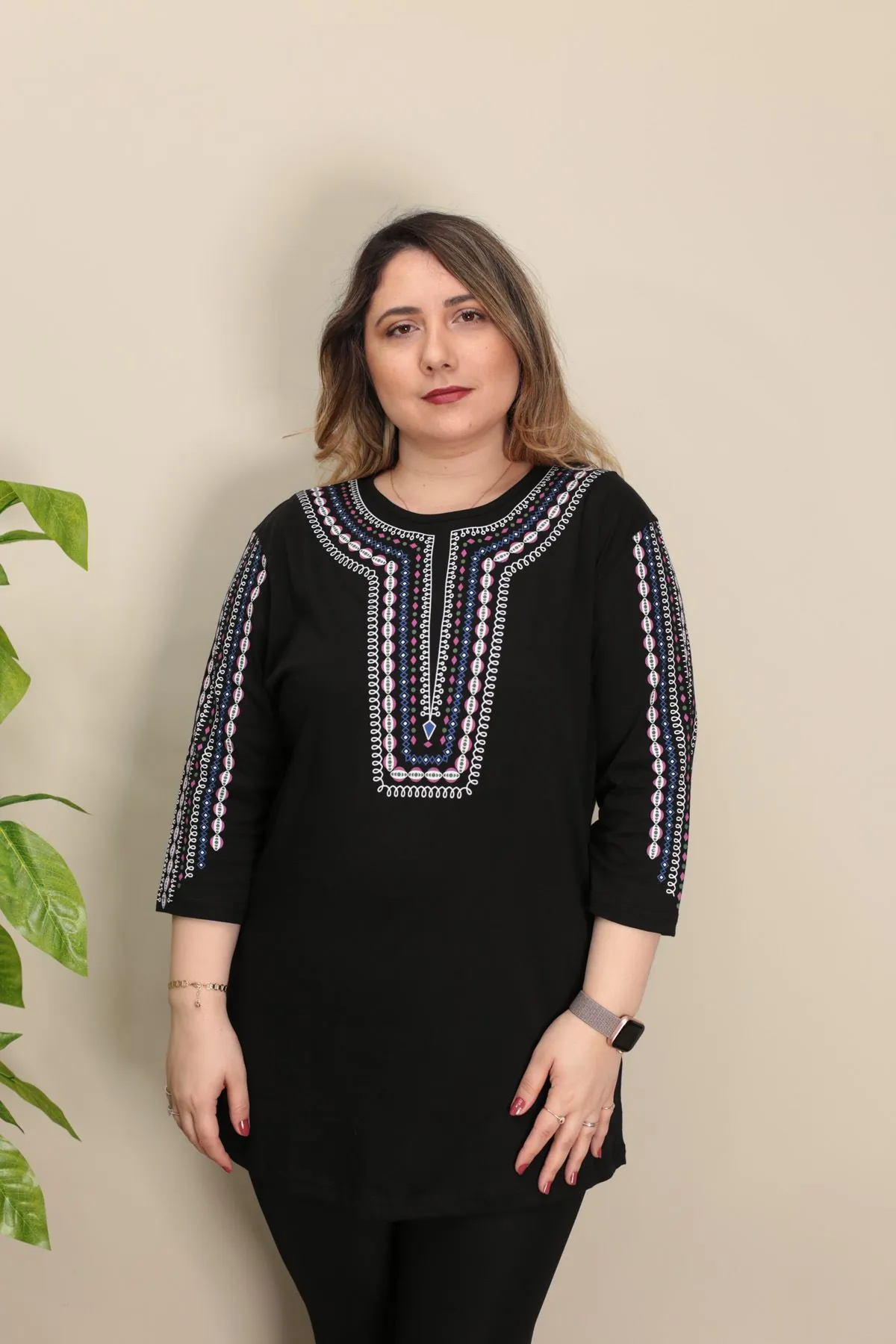 RENKTE OTANTİK DESENLİ SİYAH BLUZ
