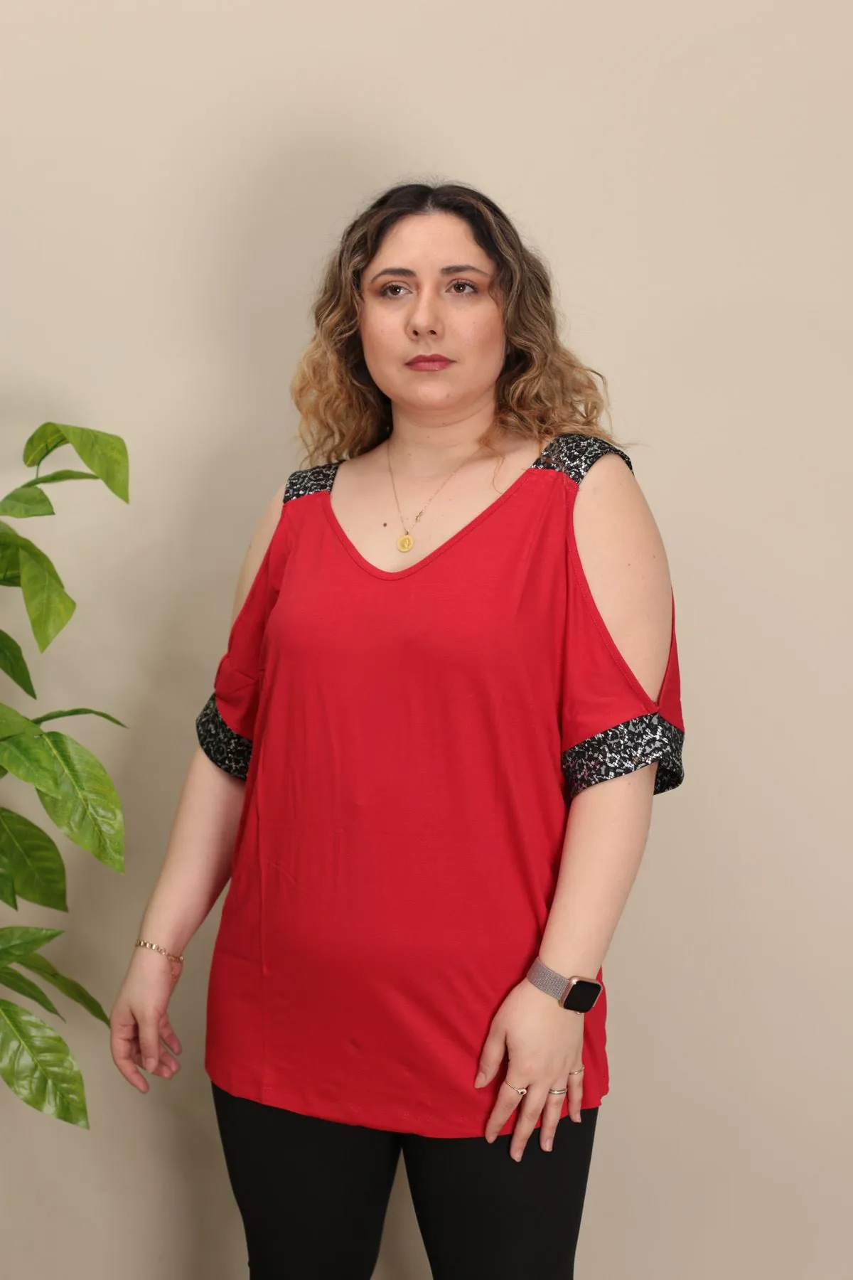 RENKTE OMUZLARI AÇIK GARNİLİ KIRMIZI BLUZ