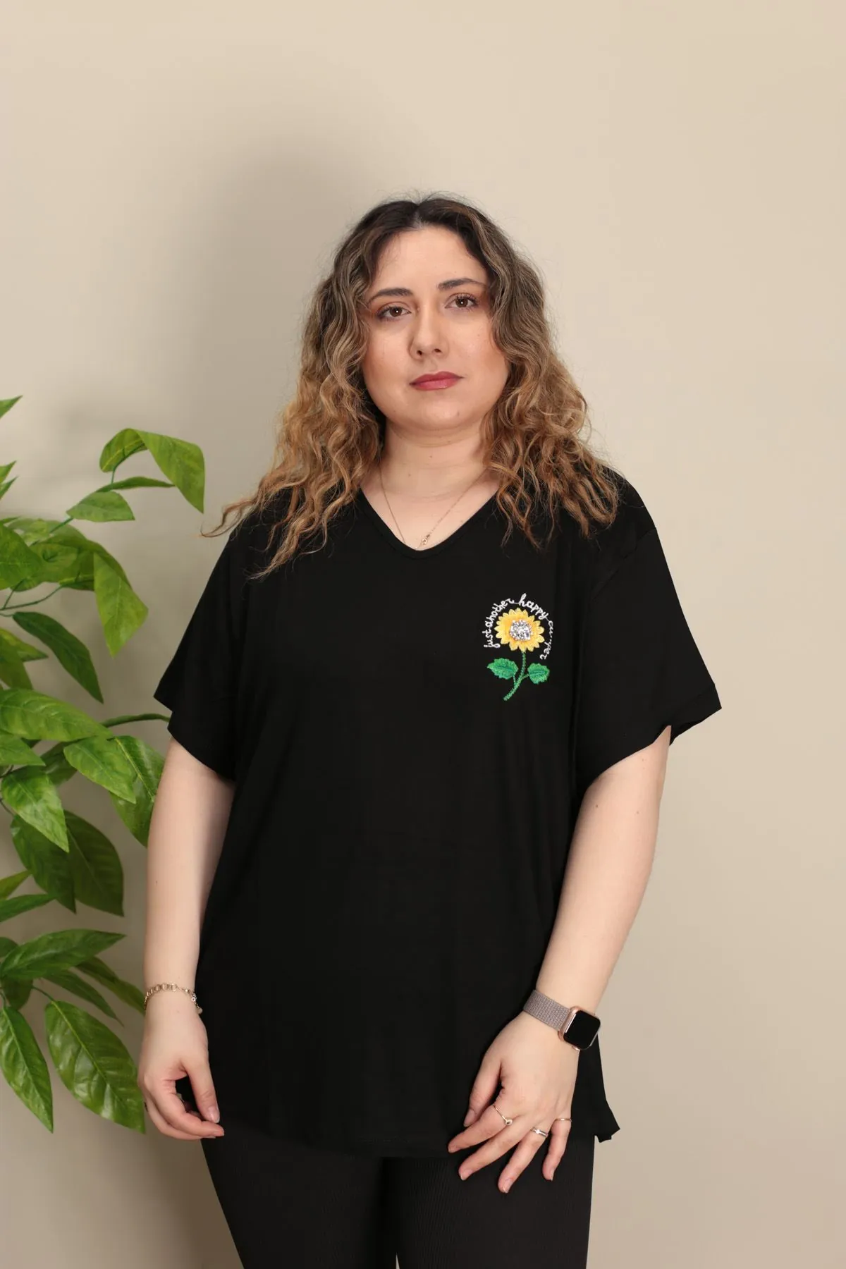 RENKTE ÇİÇEK NAKIŞLI VE TAŞLI SİYAH BLUZ