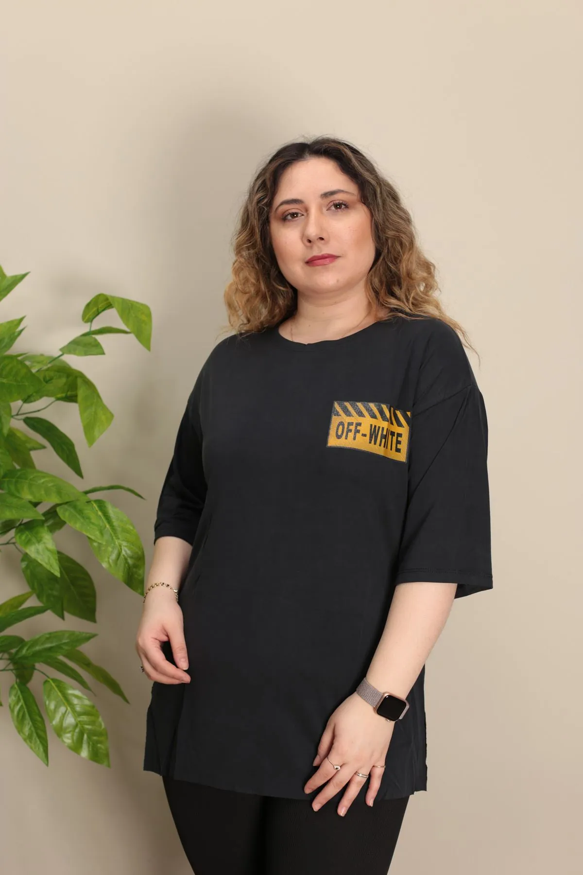 RENKTE GENİŞ KESİM OFF YAZILI SİYAH TSHİRT