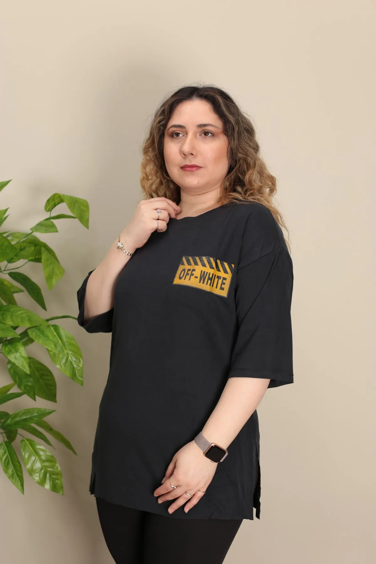 RENKTE GENİŞ KESİM OFF YAZILI SİYAH TSHİRT