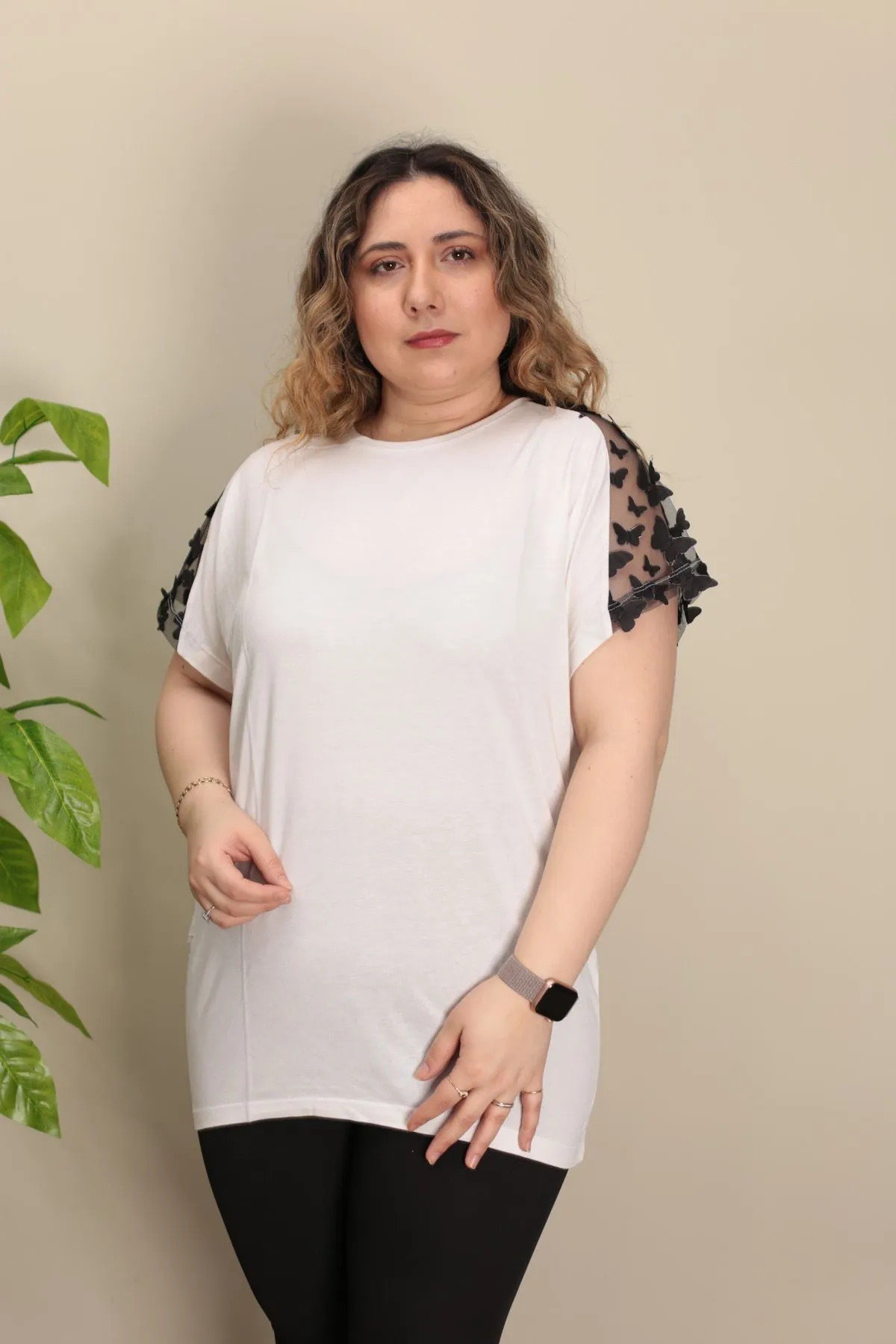 RENKTE GENİŞ KESİM KOLLARI TÜLLÜ KREM TSHİRT