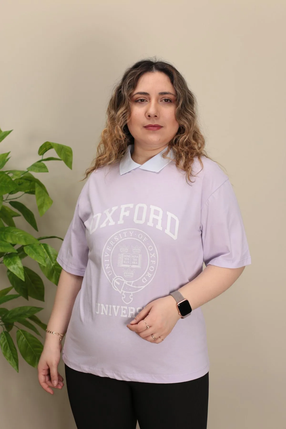 RENKTE POLO YAKA GENİŞ KESİM YAZILI LİLA TSHİRT