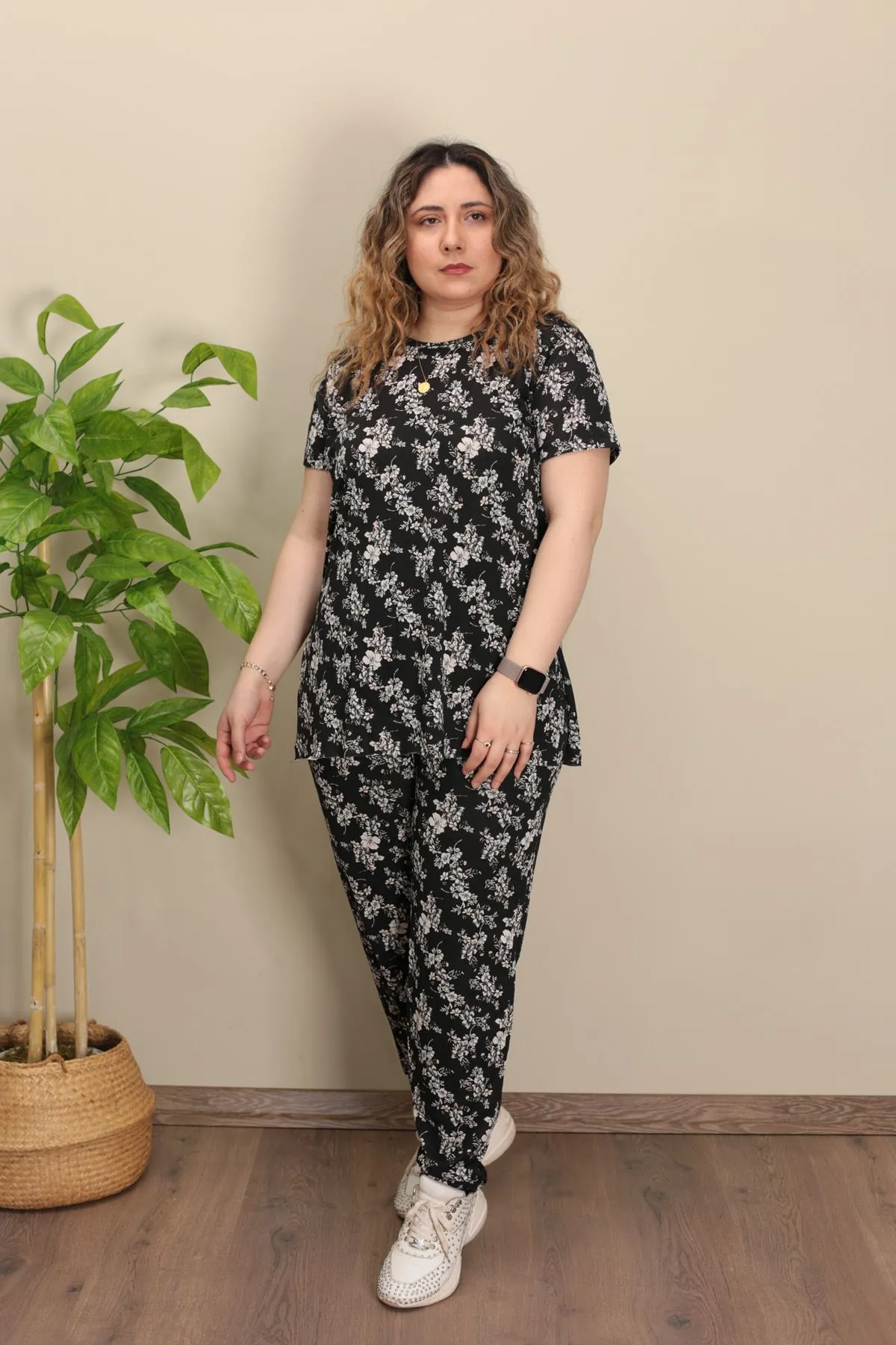 RENKTE GENİŞ KESİM DESENLİ TAKIM