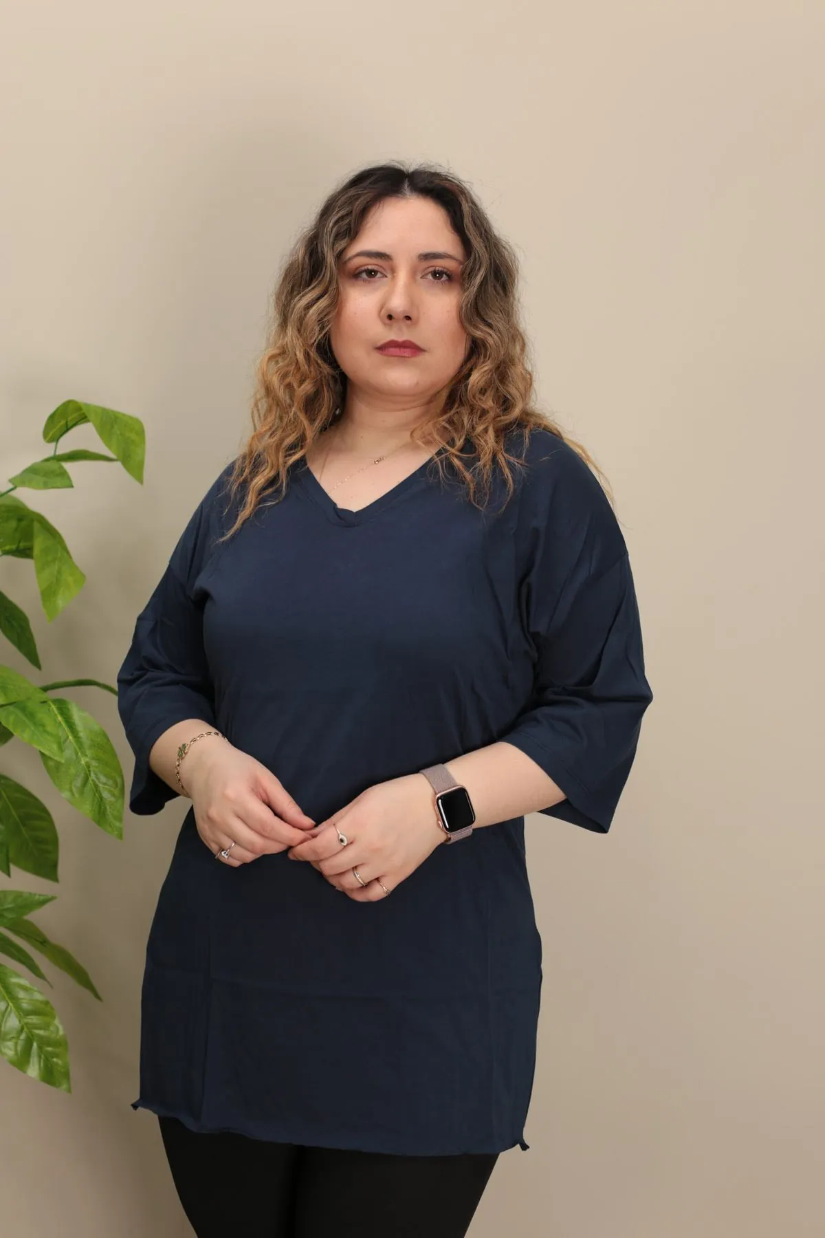 RENKTE YAN YIRTMAÇLI DUBLE KOL V YAKA LACİVERT TSHİRT