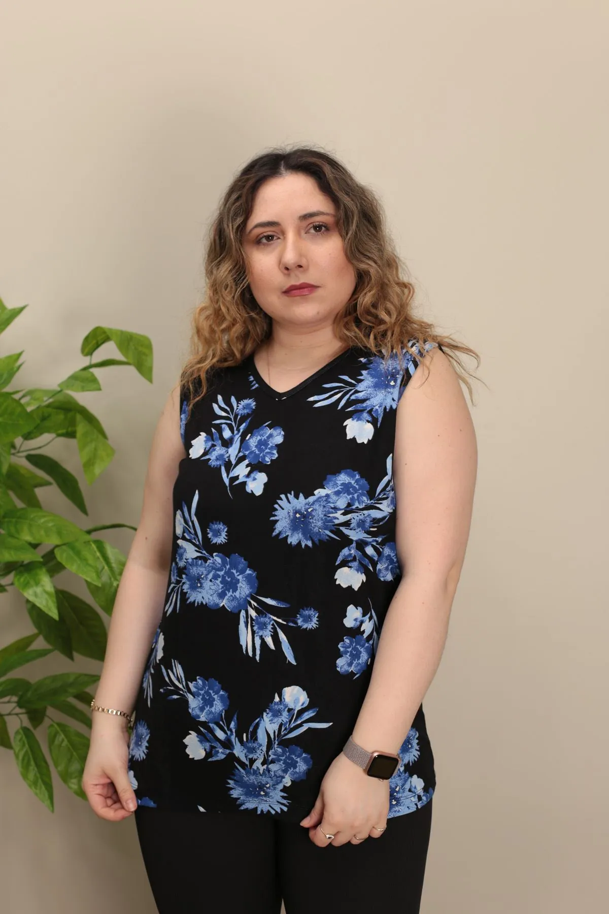 RENKTE KALIN ASKILI V YAKA DESENLİ BLUZ