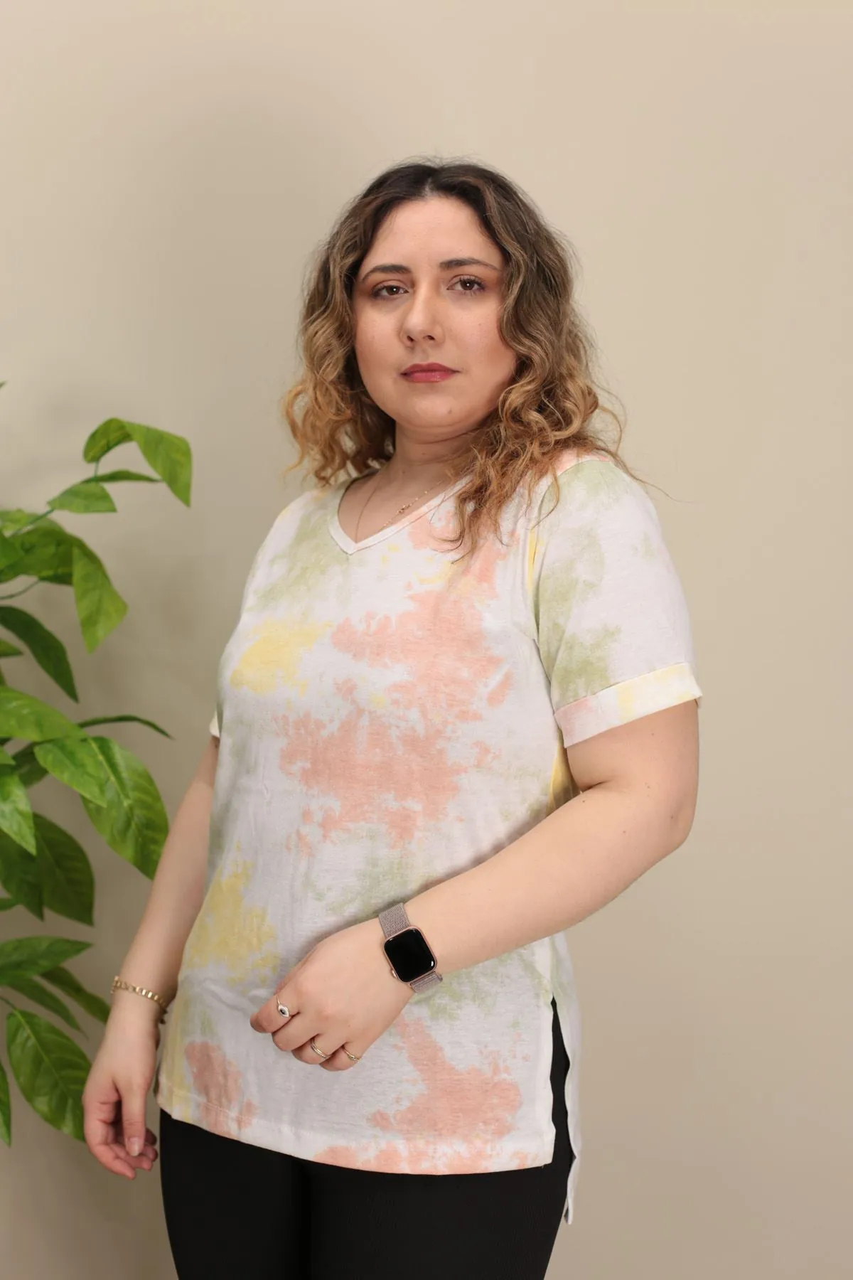 RENKTE V YAKA YIRTMAÇLI DESENLİ TSHİRT