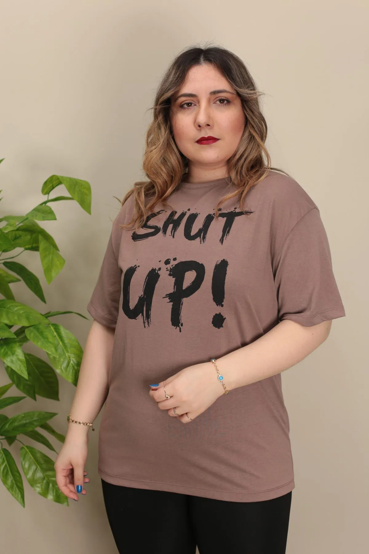 RENKTE ÖNÜ YAZILI KAHVE TSHİRT