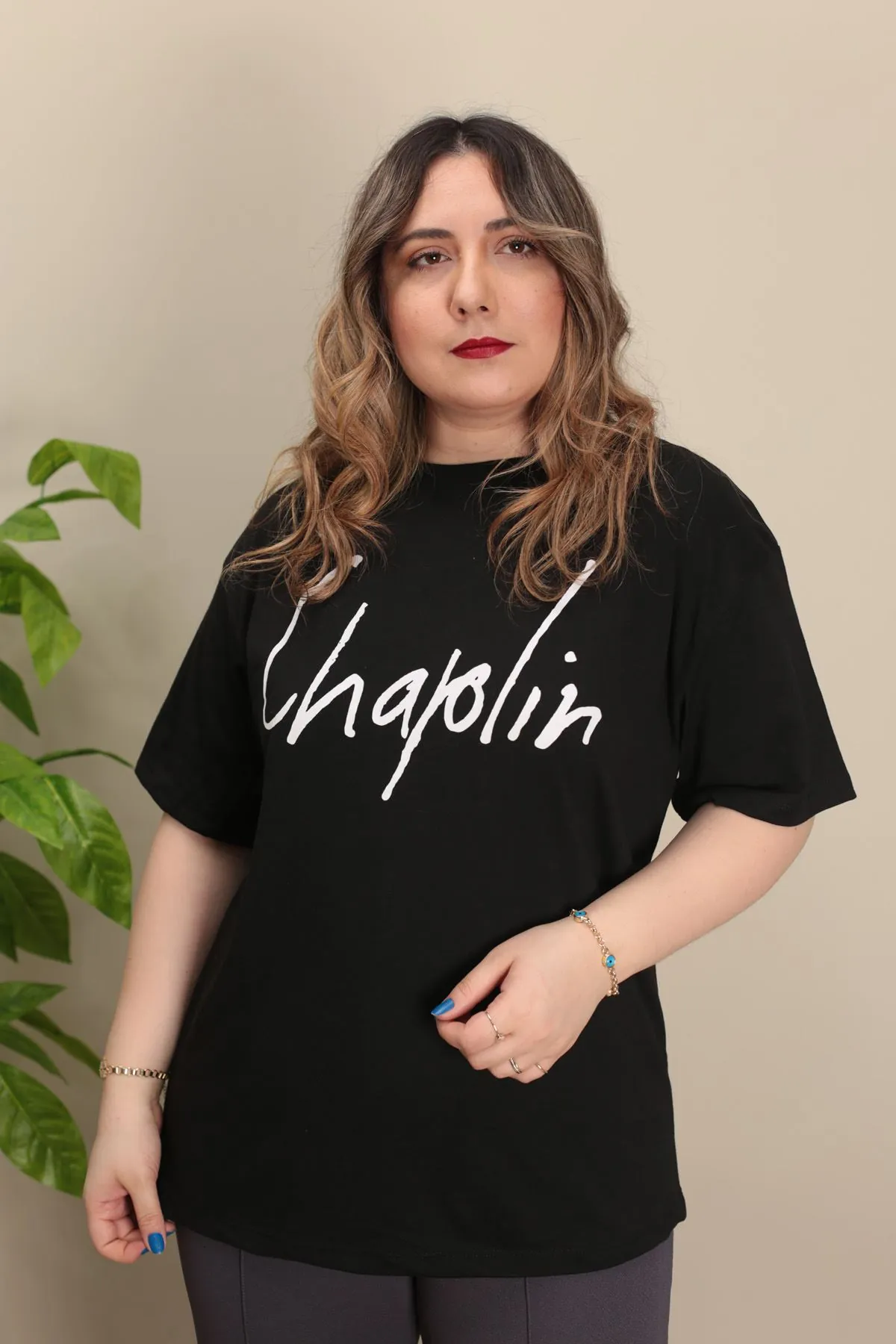 RENKTE YAZILI SİYAH TSHİRT