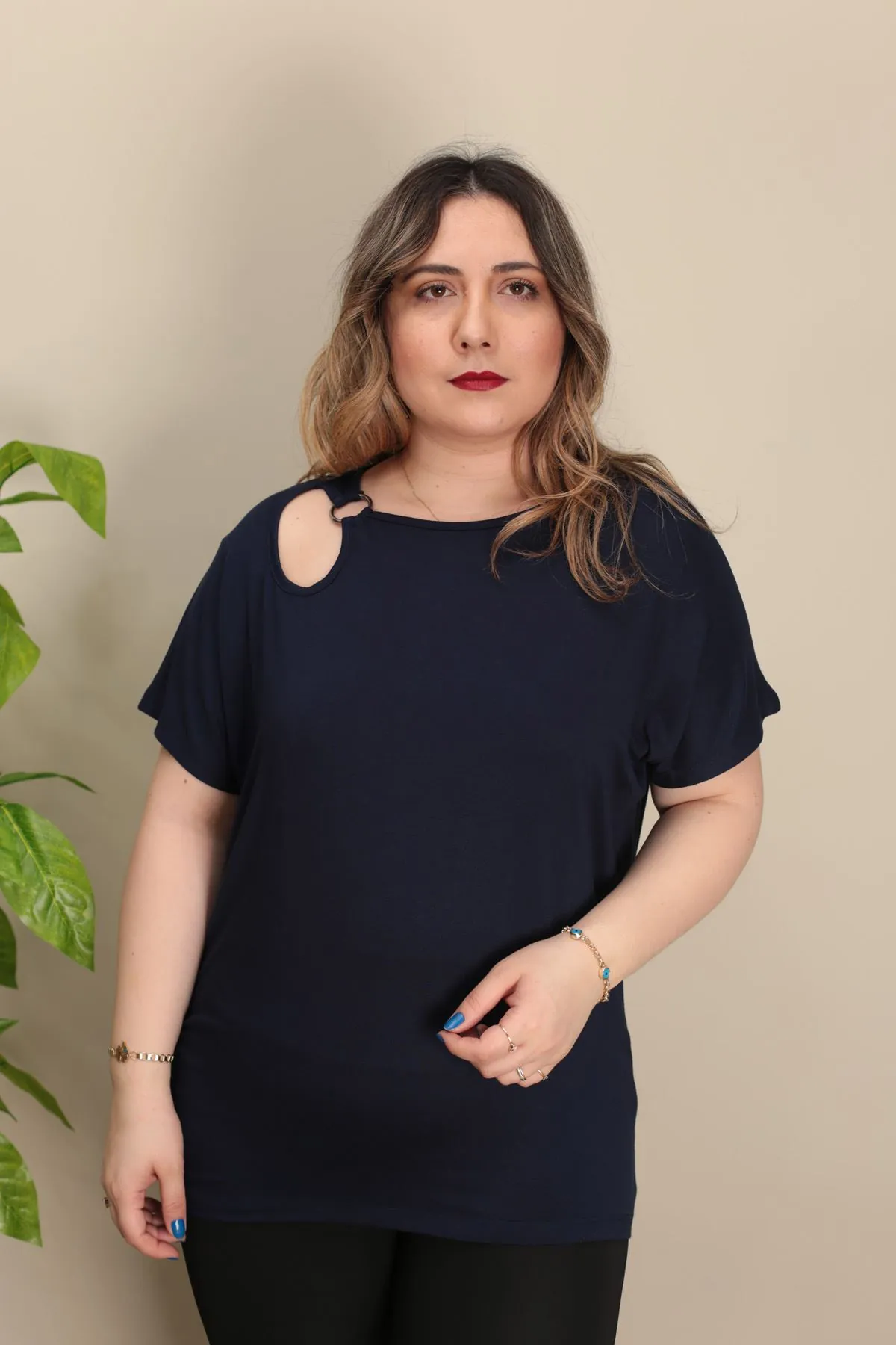RENKTE TEK KOLU HALKA DETAY LACİVERT BLUZ