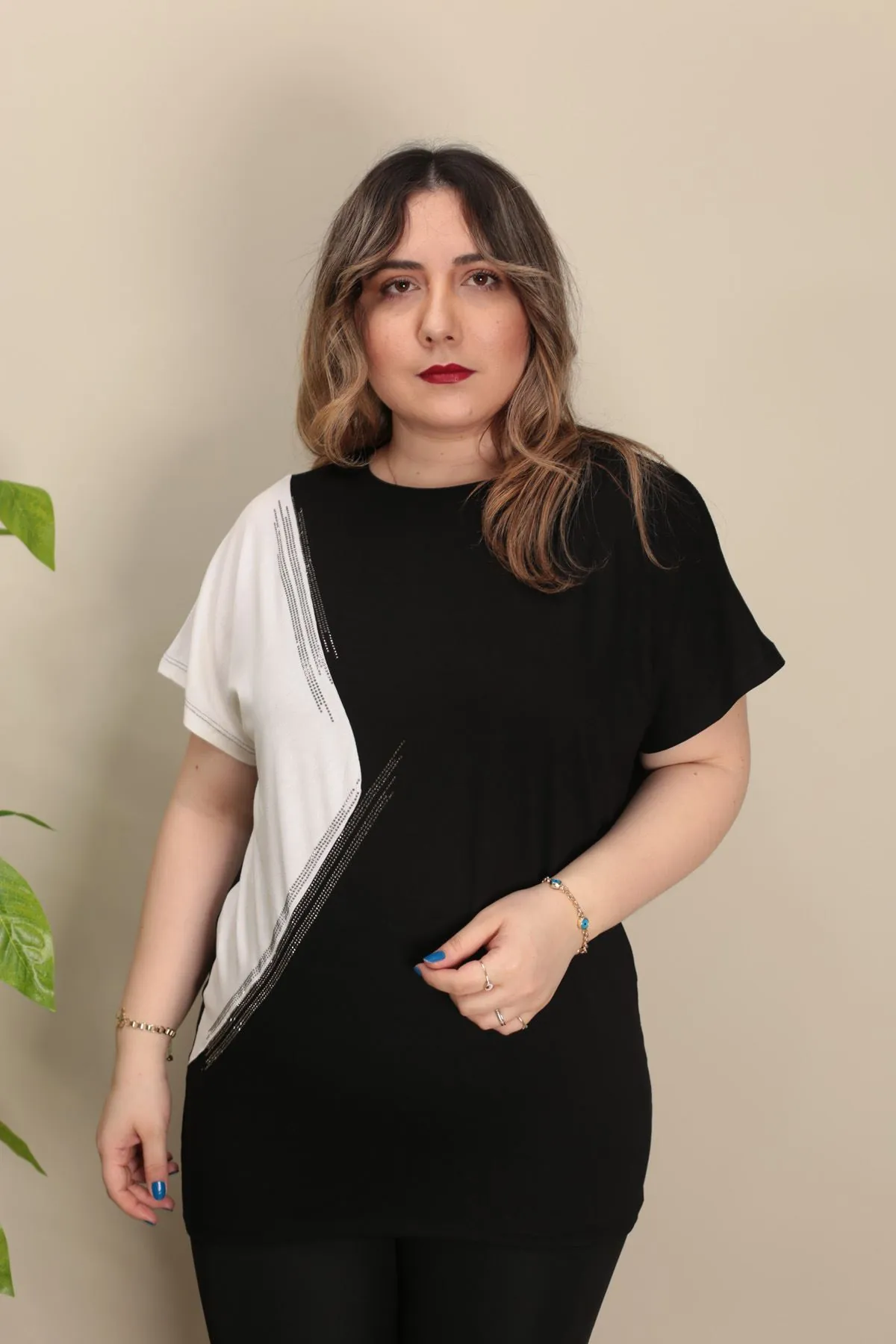 RENKTE TAŞ İŞLEMELİ TASARIM SİYAH&BEYAZ BLUZ