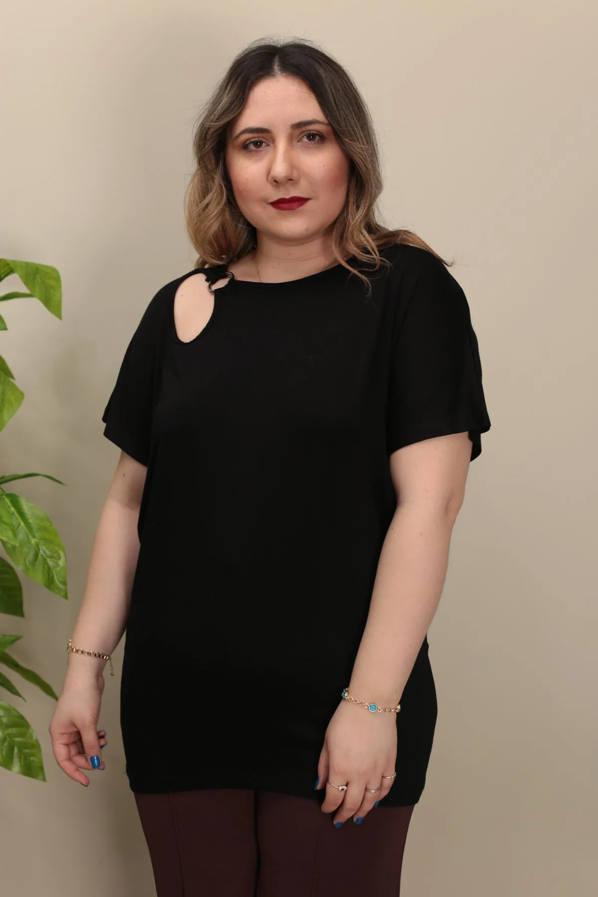 RENKTE TEK KOLU HALKA DETAY SİYAH BLUZ