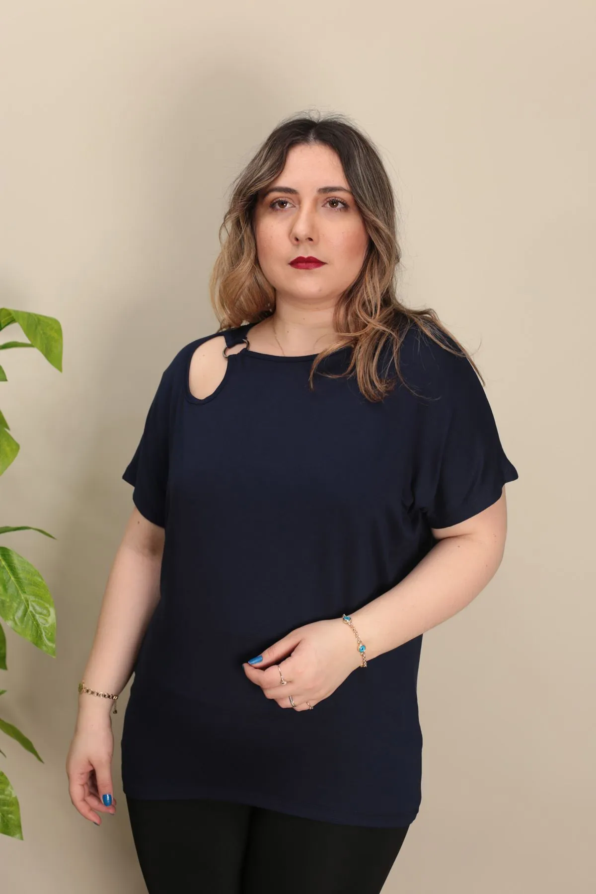 RENKTE TEK KOLU HALKA DETAY LACİVERT BLUZ
