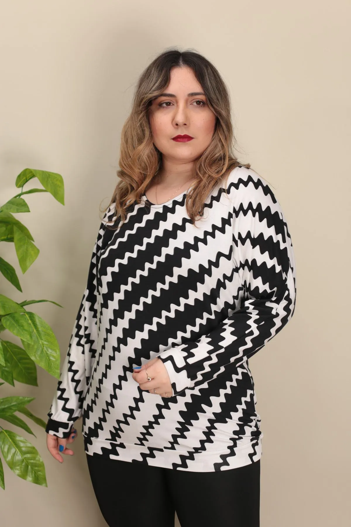 RENKTE V YAKA YARASA KOL DESENLİ BLUZ