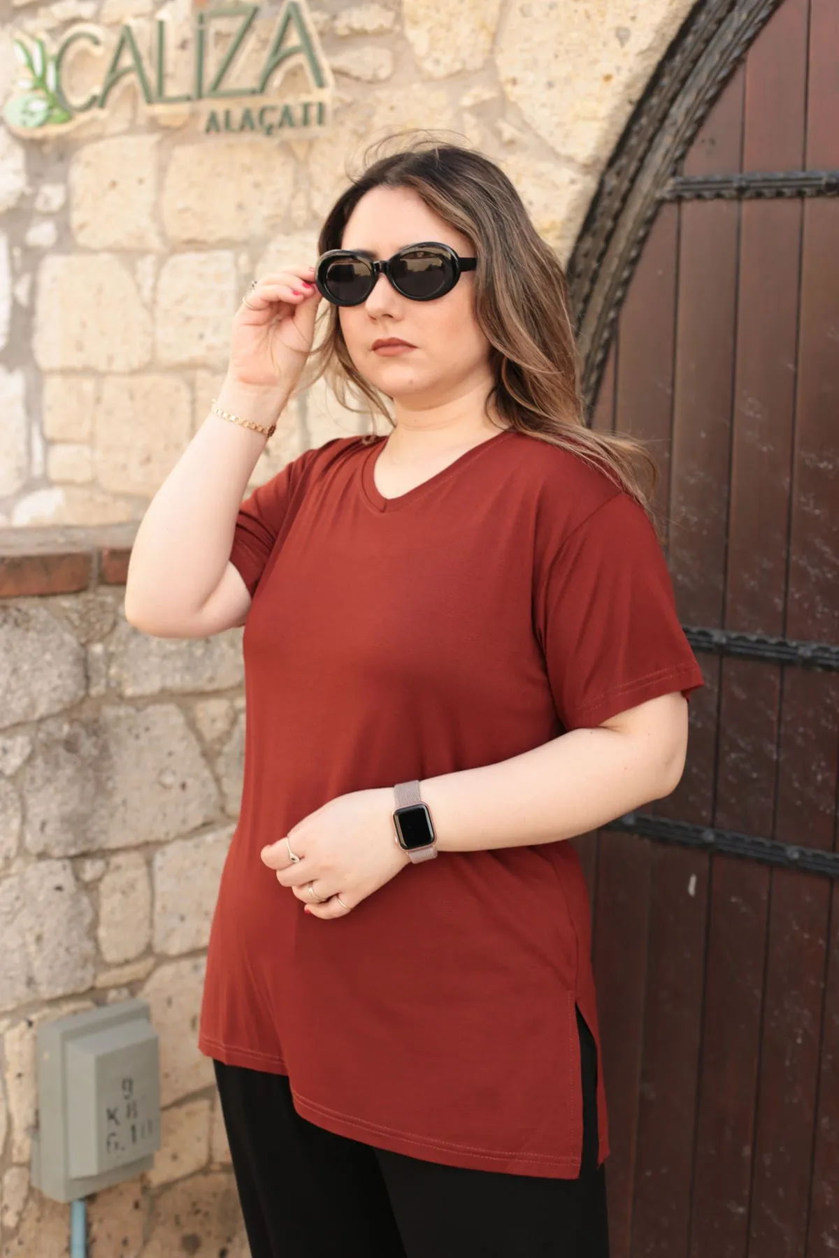 RENKTE V YAKA KISA KOL KİREMİT BLUZ