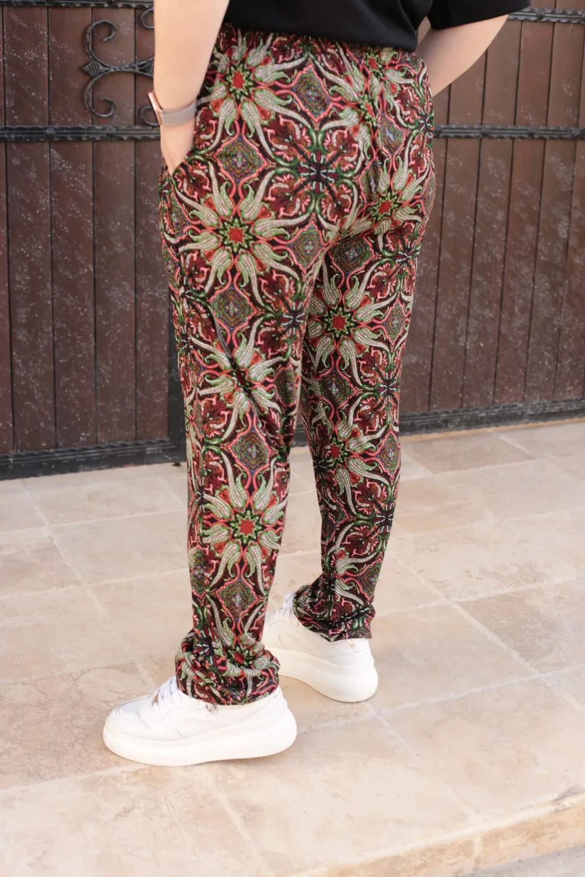 RENKTE BATTAL DESENLİ DAR PAÇA PANTOLON