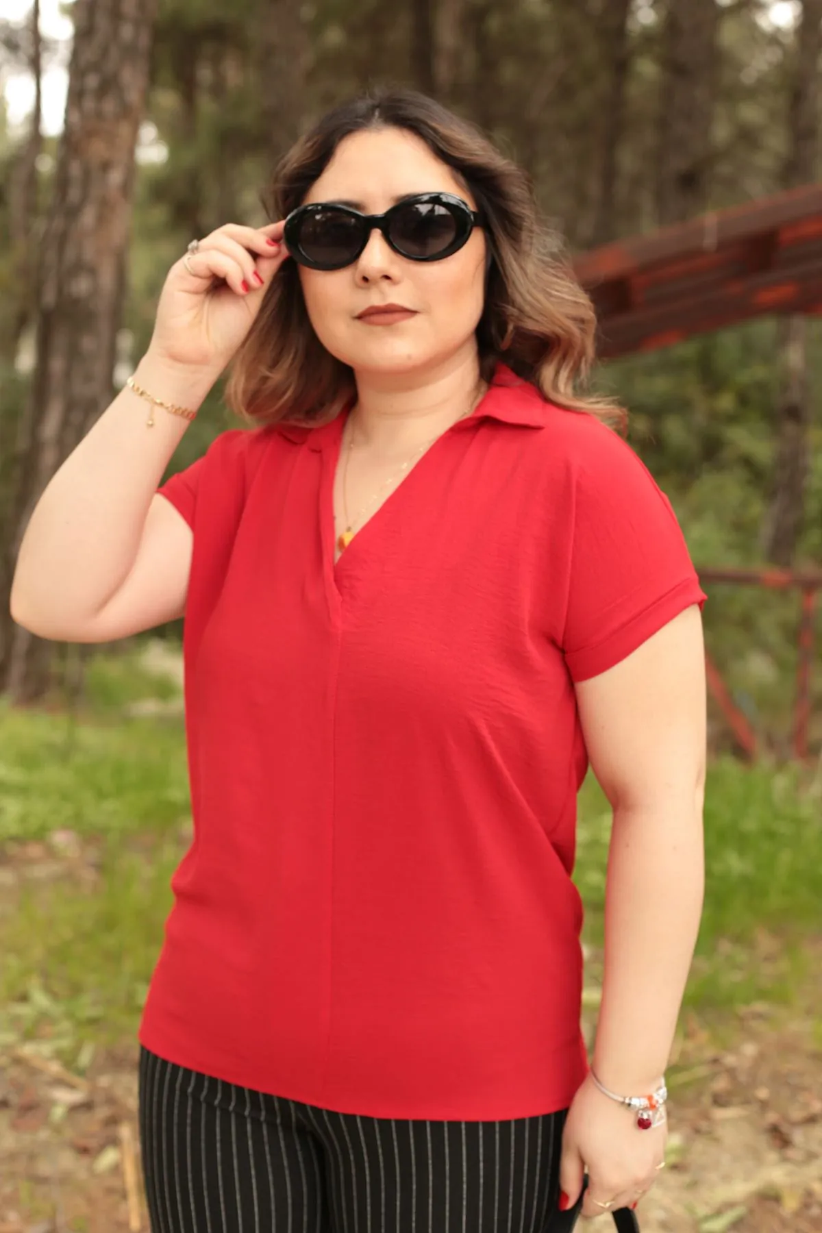 RENKTE GÖMLEK YAKA KIRMIZI BLUZ