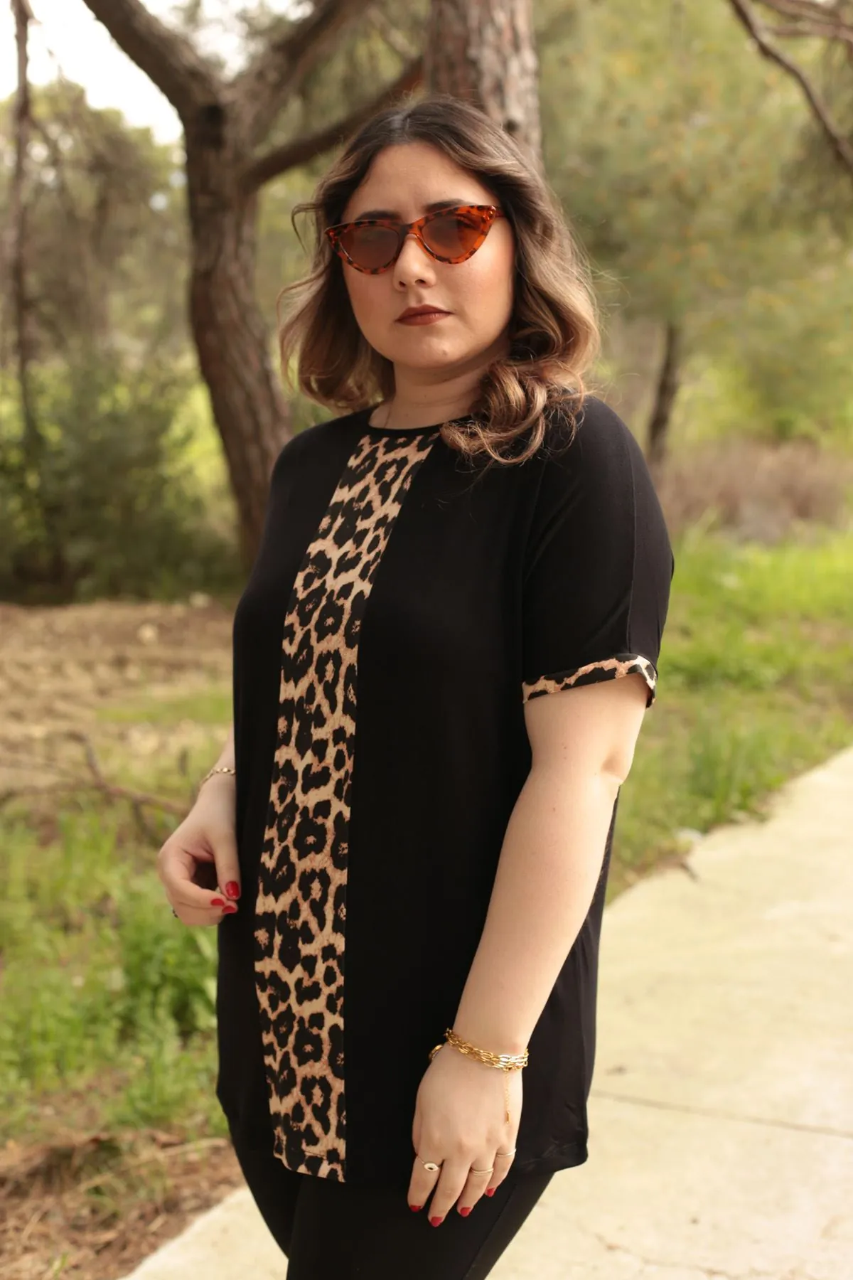 RENKTE GENİŞ KESİM ORTASI DİKEY DESENLİ SİYAH BLUZ
