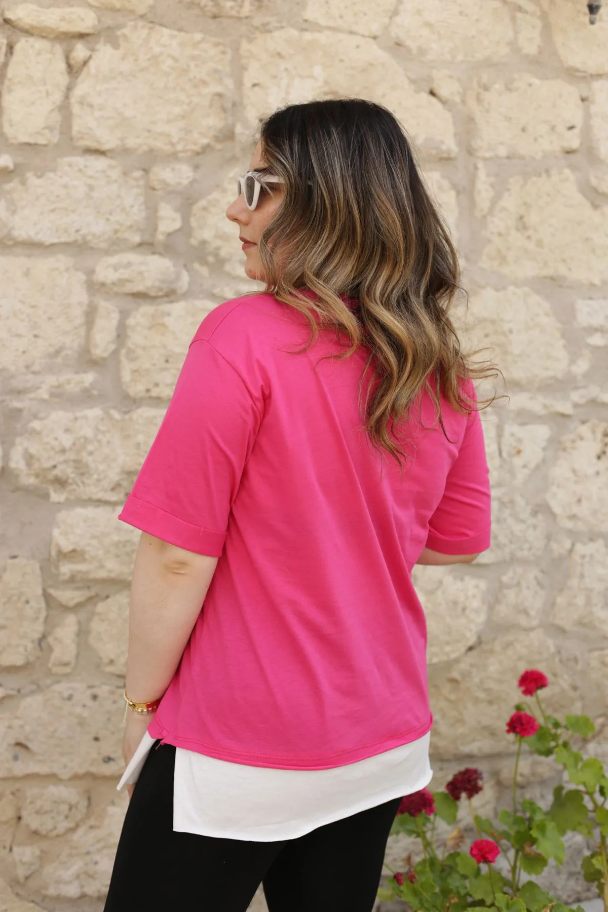 RENKTE GENİŞ KESİM ETEĞİ BEYAZ GARNİLİ PEMBE TSHİRT