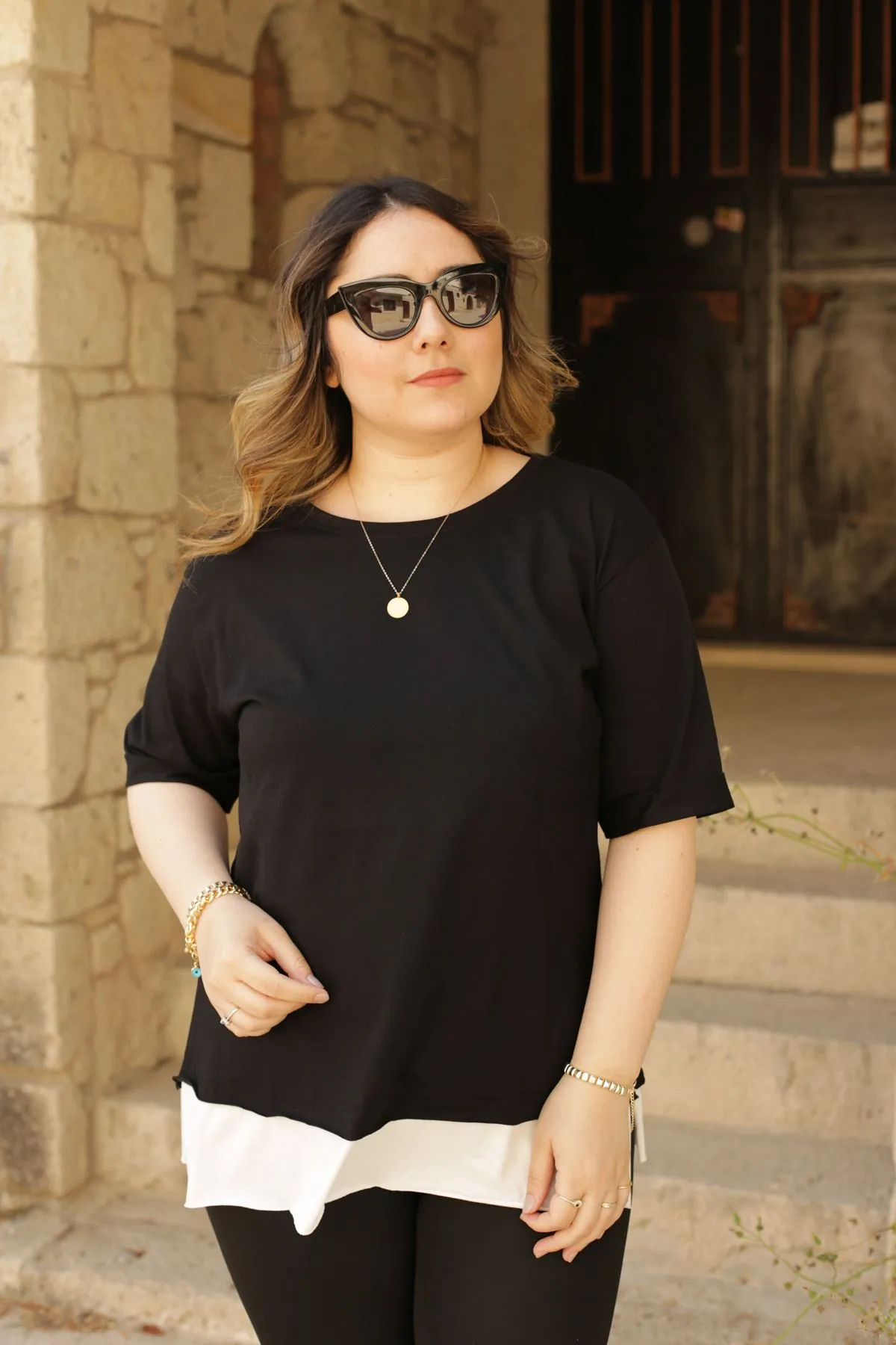 RENKTE GENİŞ KESİM ETEĞİ BEYAZ GARNİLİ SİYAH TSHİRT