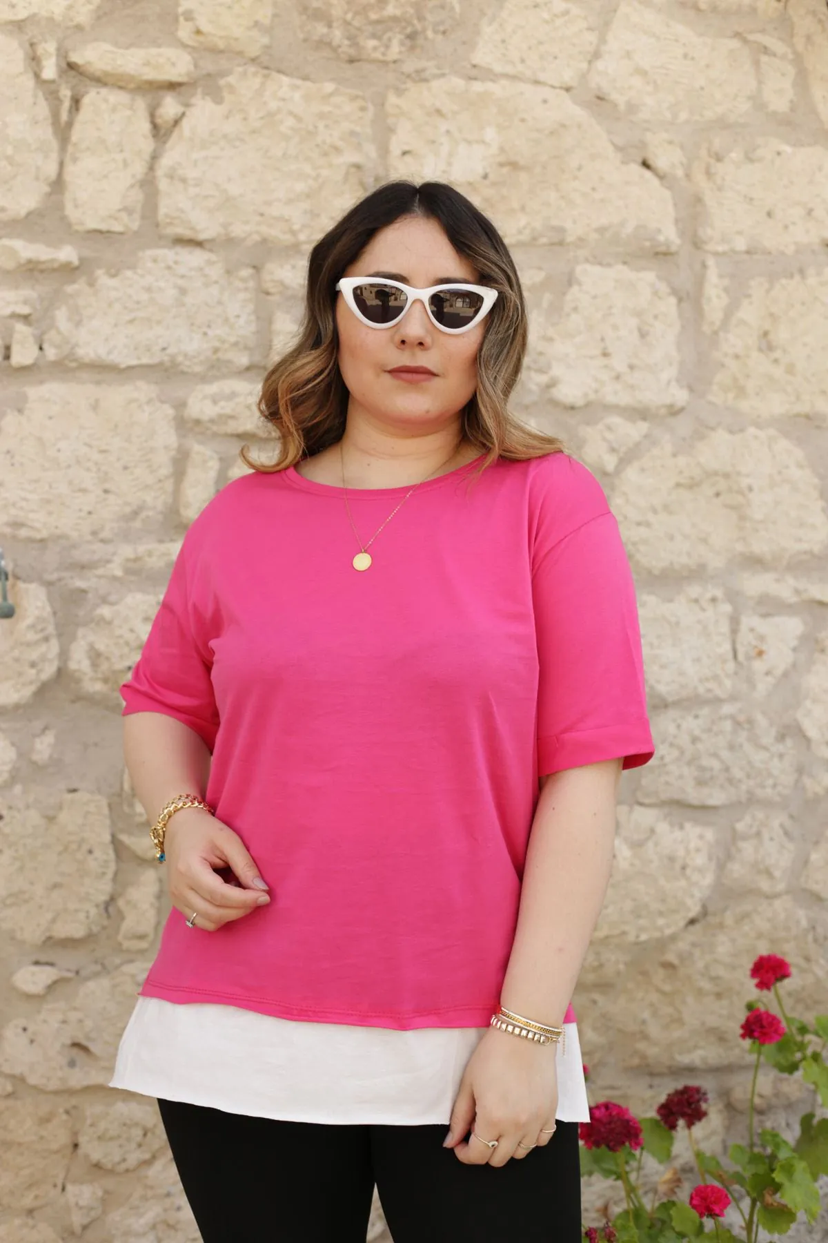 RENKTE GENİŞ KESİM ETEĞİ BEYAZ GARNİLİ PEMBE TSHİRT