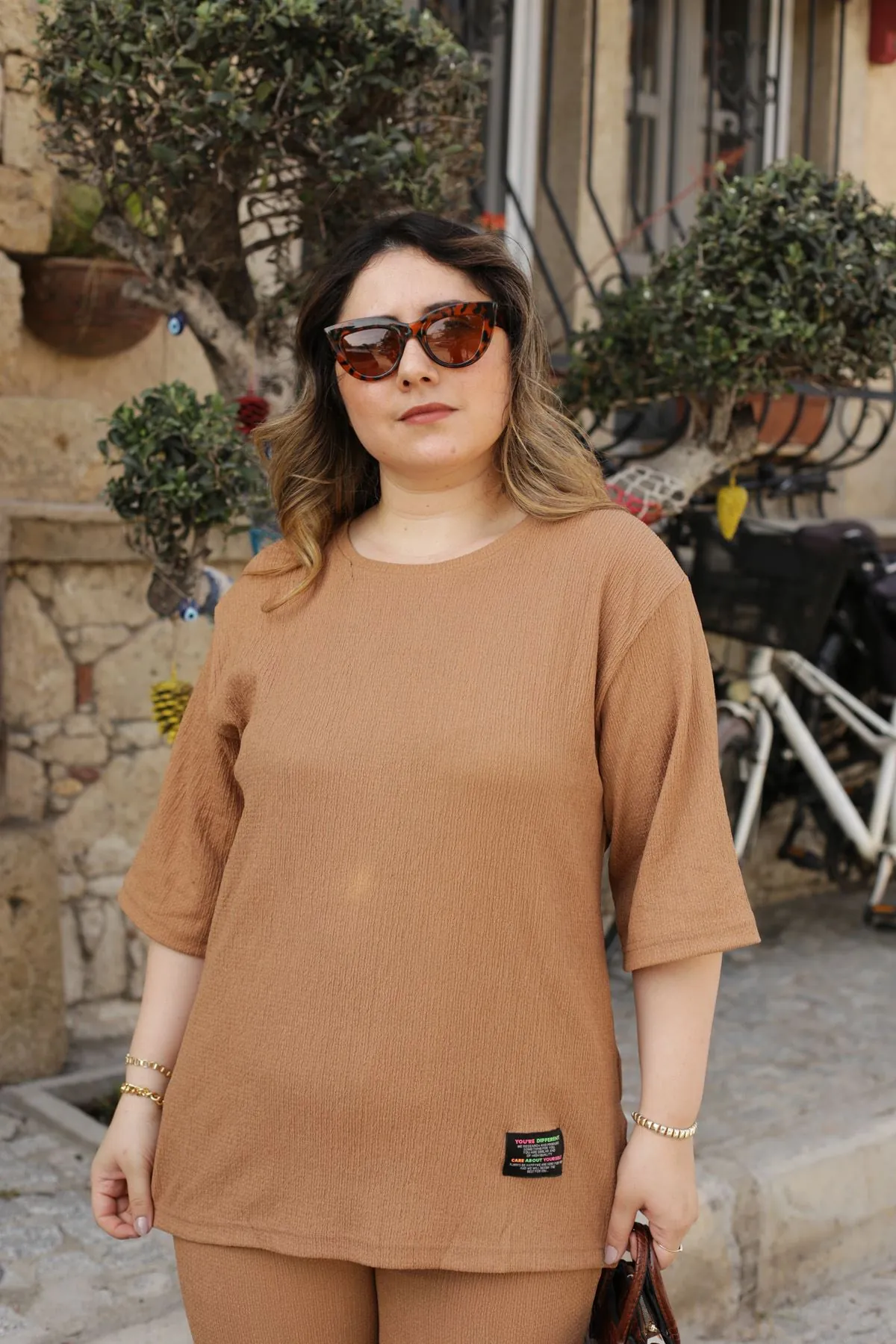 RENKTE GENİŞ KESİM ARMALI SÜTLÜ KAHVE BÜRÜMCÜK TAKIM