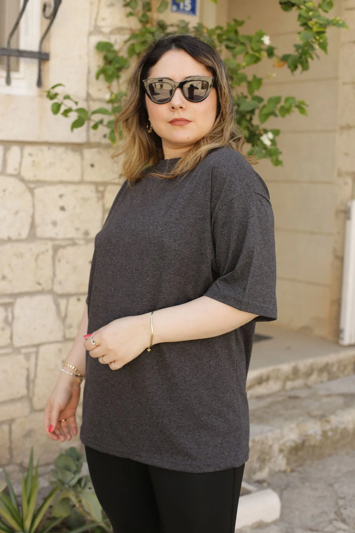 RENKTE GENİŞ KESİM DÜZ ANTRASİT BASİC TSHİRT