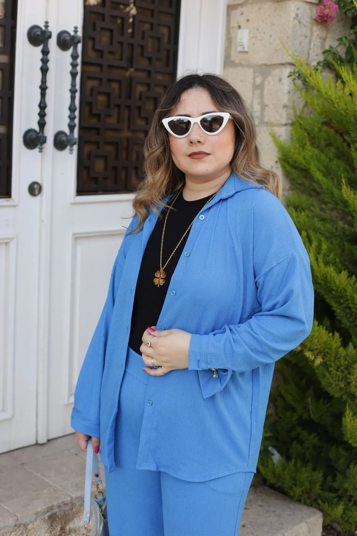RENKTE GENİŞ KESİM MAVİ GÖMLEKLİ TAKIM