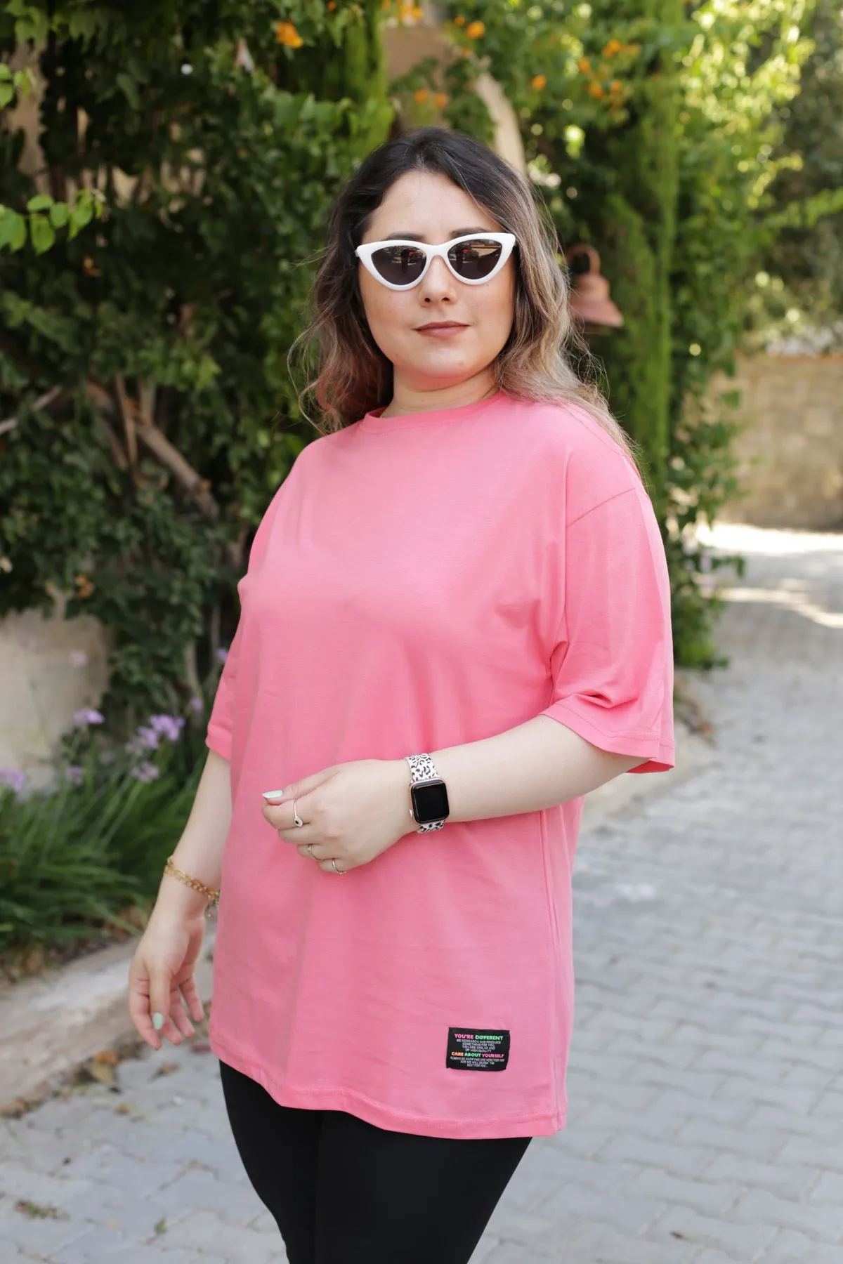 RENKTE GENİŞ KESİM ARMALI MERCAN TSHİRT