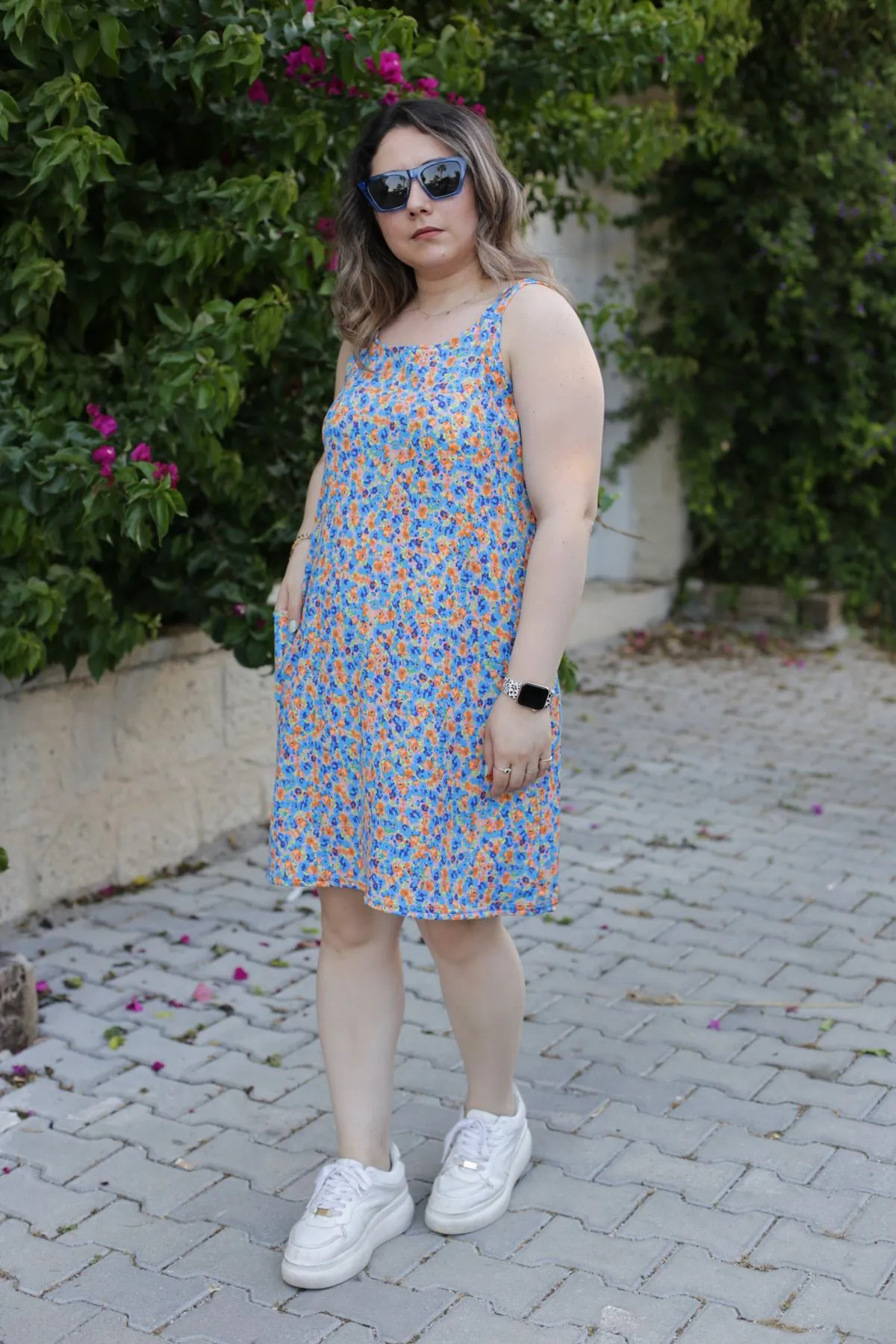 RENKTE GENİŞ KESİM CEPLİ İP ASKILI DESENLİ ELBİSE